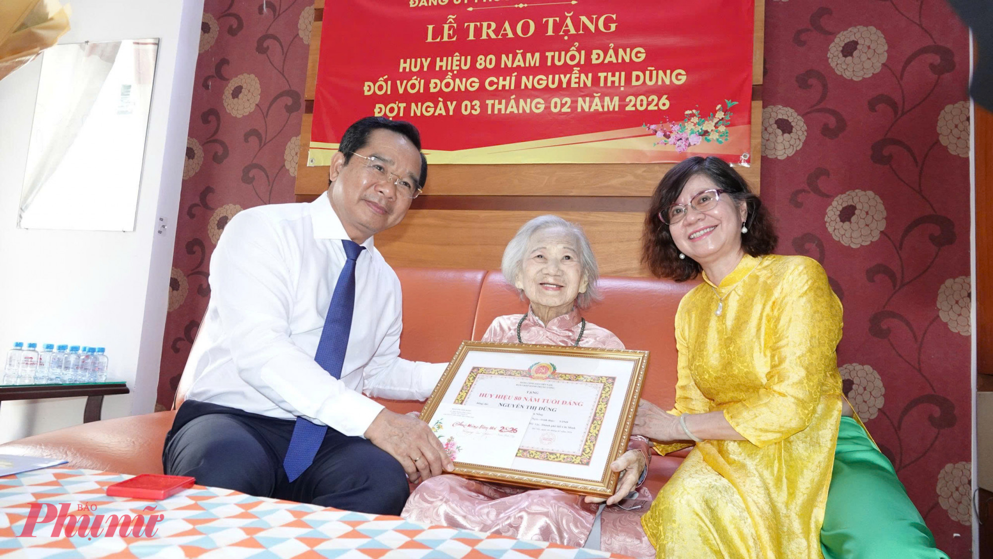 Chủ tịch UBND TPHCM Nguyễn Văn Được trao Huy hiệu 80 năm tuổi Đảng và tặng hoa chúc mừng đảng viên Nguyễn Thị Dũng tại phường Thạnh Mỹ Tây - Ảnh: Thanh Tâm