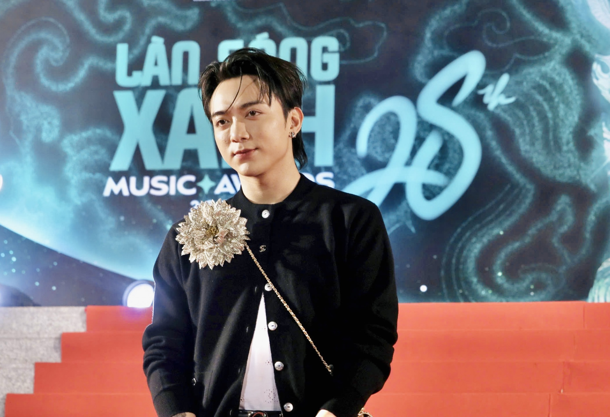 Ca sĩ Soobin cũng nhận được đề cử với sản phẩm Mục hạ vô nhân tại Làn Sóng Xanh lần này. Năm ngoái, anh cũng được ghi nhận với concert hoành tráng, chất lượng tổ chức vào cuối tháng 5 tại Hà Nội và cuối tháng 11 tại TPHCM.