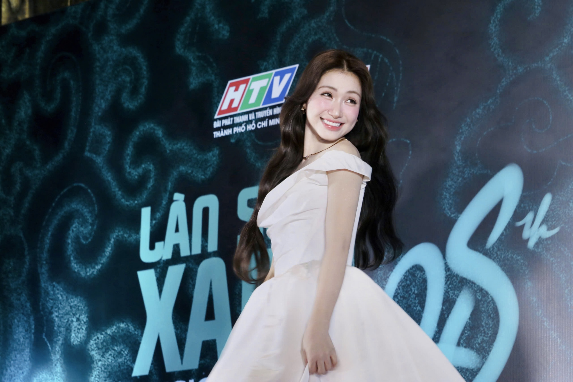 Ca sĩ Hoà Minzy mang năng lượng tươi vui lên thảm đỏ. Năm qua, với Bắc Bling, nữ ca sĩ tạo nên cơn sốt trong làng nhạc Việt. Sản phẩm này cũng giúp Hoà Minzy gặt hái hàng loạt giải thưởng vừa qua. 