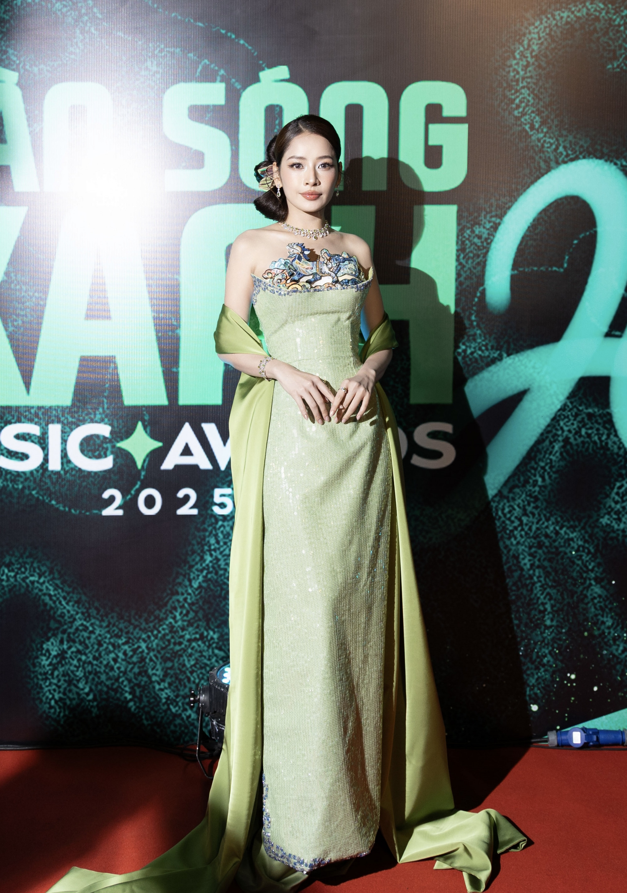 Chi Phu diện trang phục 