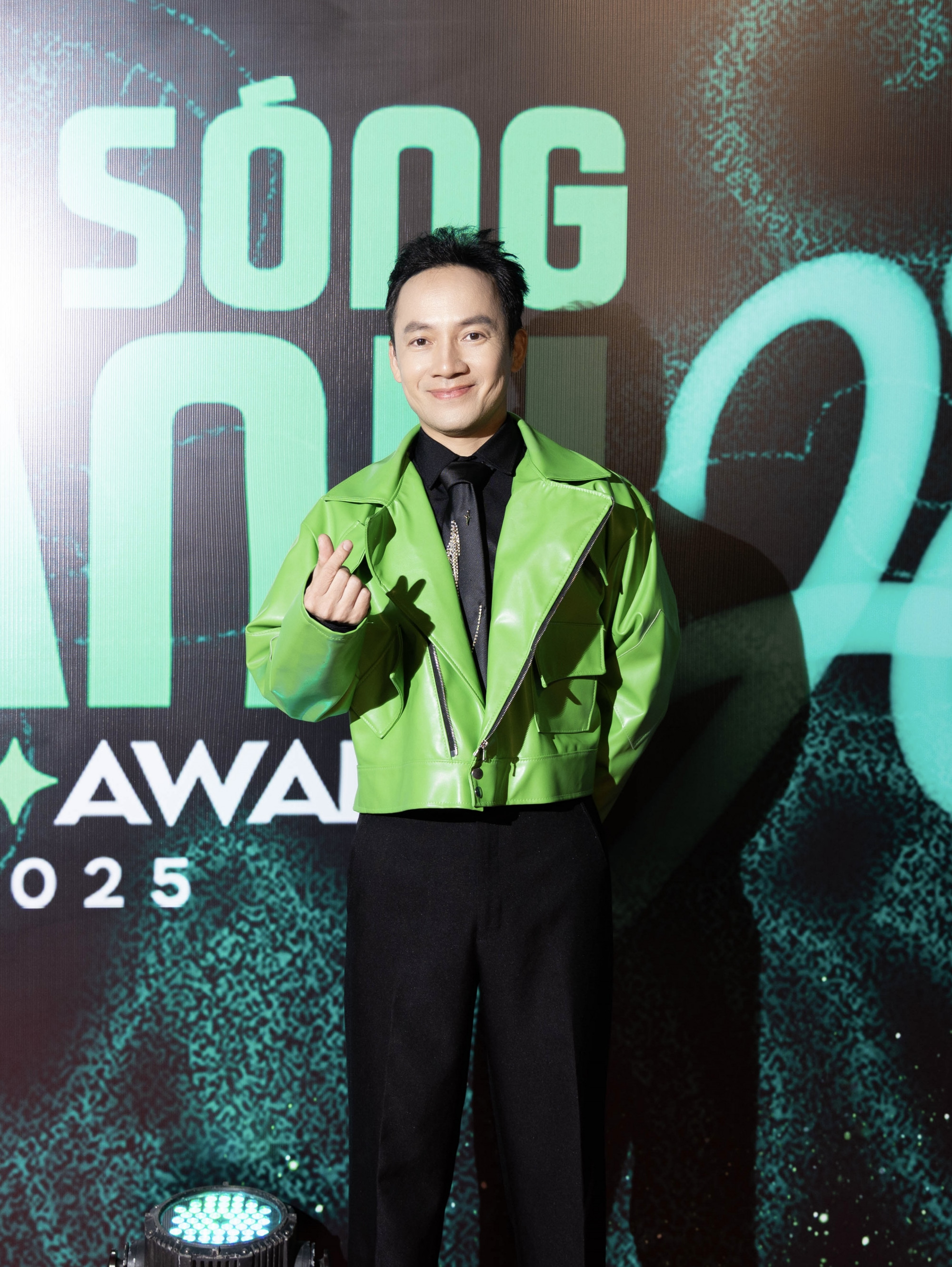 Anh tài Tiến Đạt nổi bật với trang phục màu xanh lá. Năm qua, anh cũng hoạt động sôi nổi trở lại sau thời gian tạm ngưng, mất lửa với âm nhạc. 