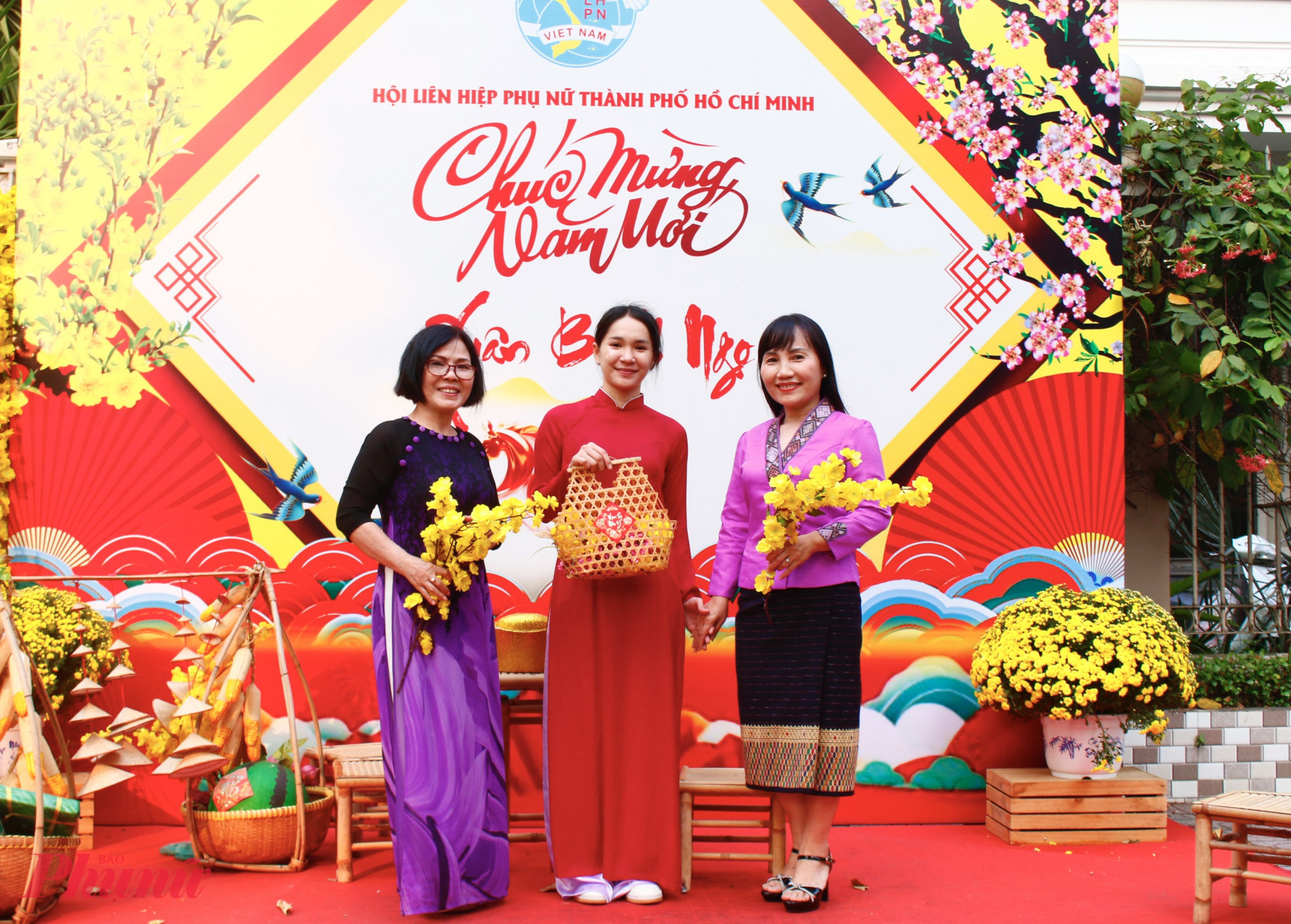 Hội LHPN TPHCM trao tặng áo dài tết cho sinh viên Lào.