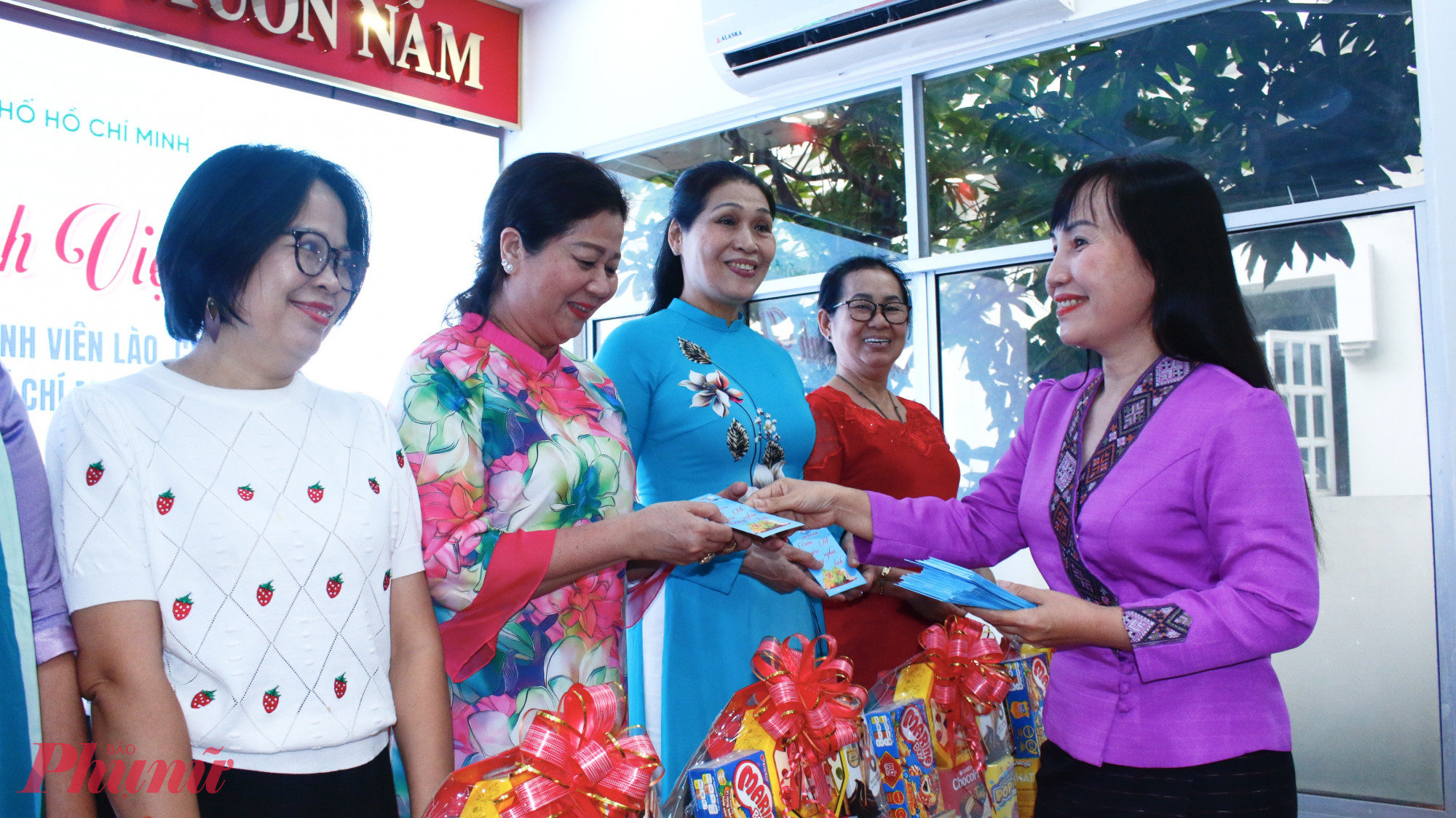 Phó chủ tịch thường trực Hội LHPN TPHCM Trịnh Thị Thanh trao quà tết đến các gia đình Việt