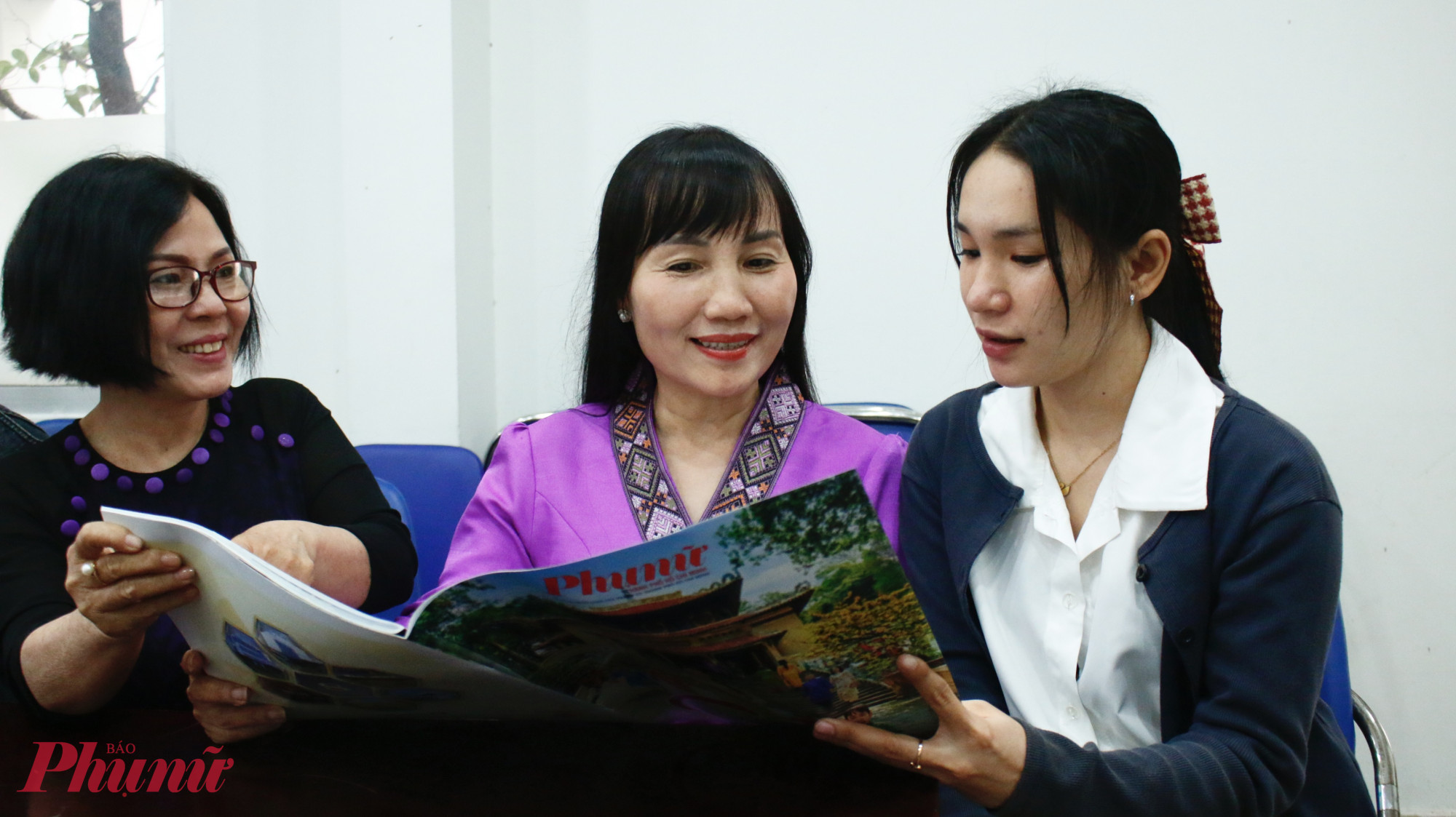 Phó chủ tịch thường trực Hội LHPN TPHCM Trịnh Thị Thanh giới thiệu báo xuân của Báo Phụ nữ TPHCM đến bạn Jiensuliya Dorkyar 