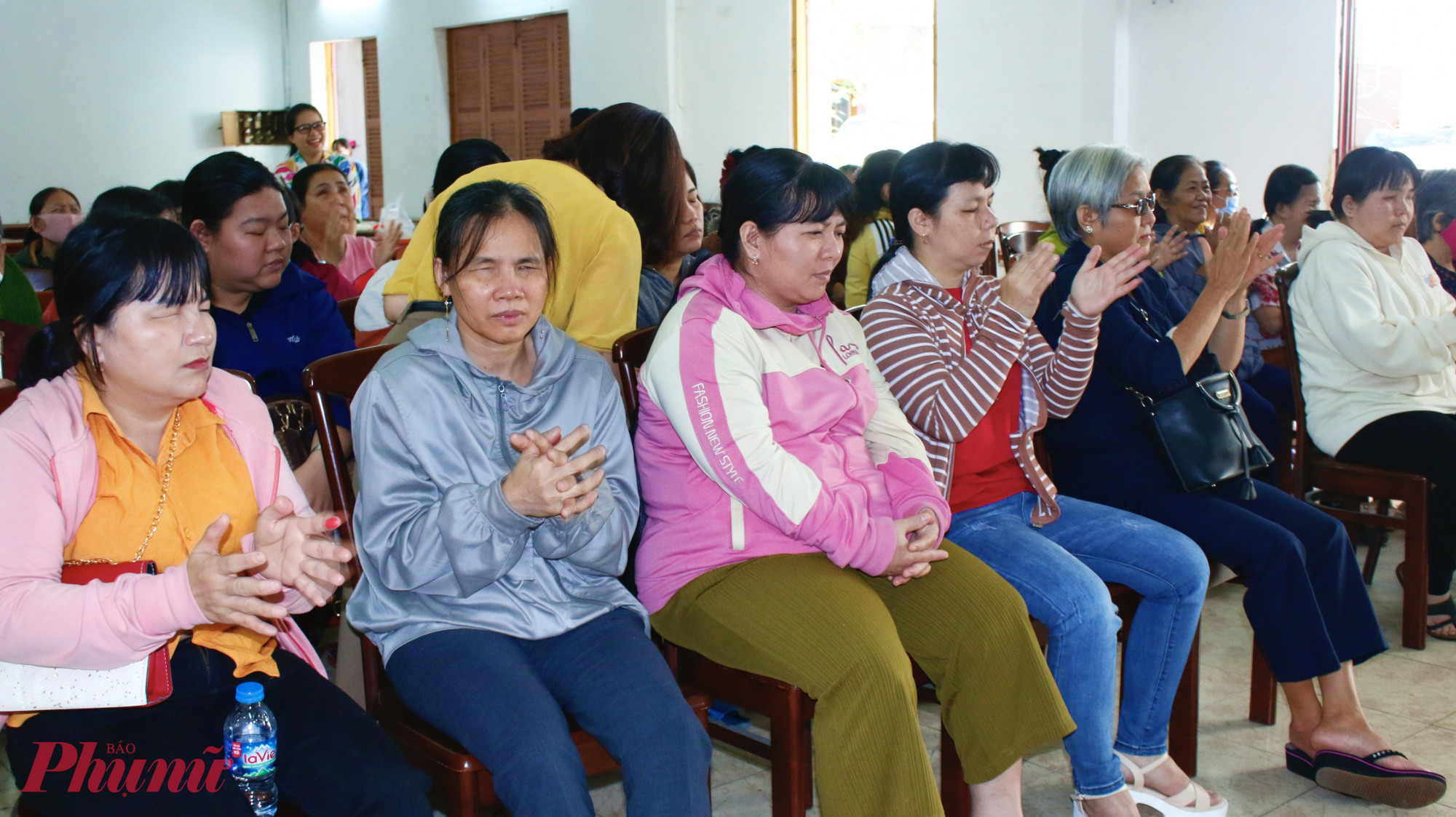 Các phụ nữ khiếm thị hào hứng tham gia chương trình