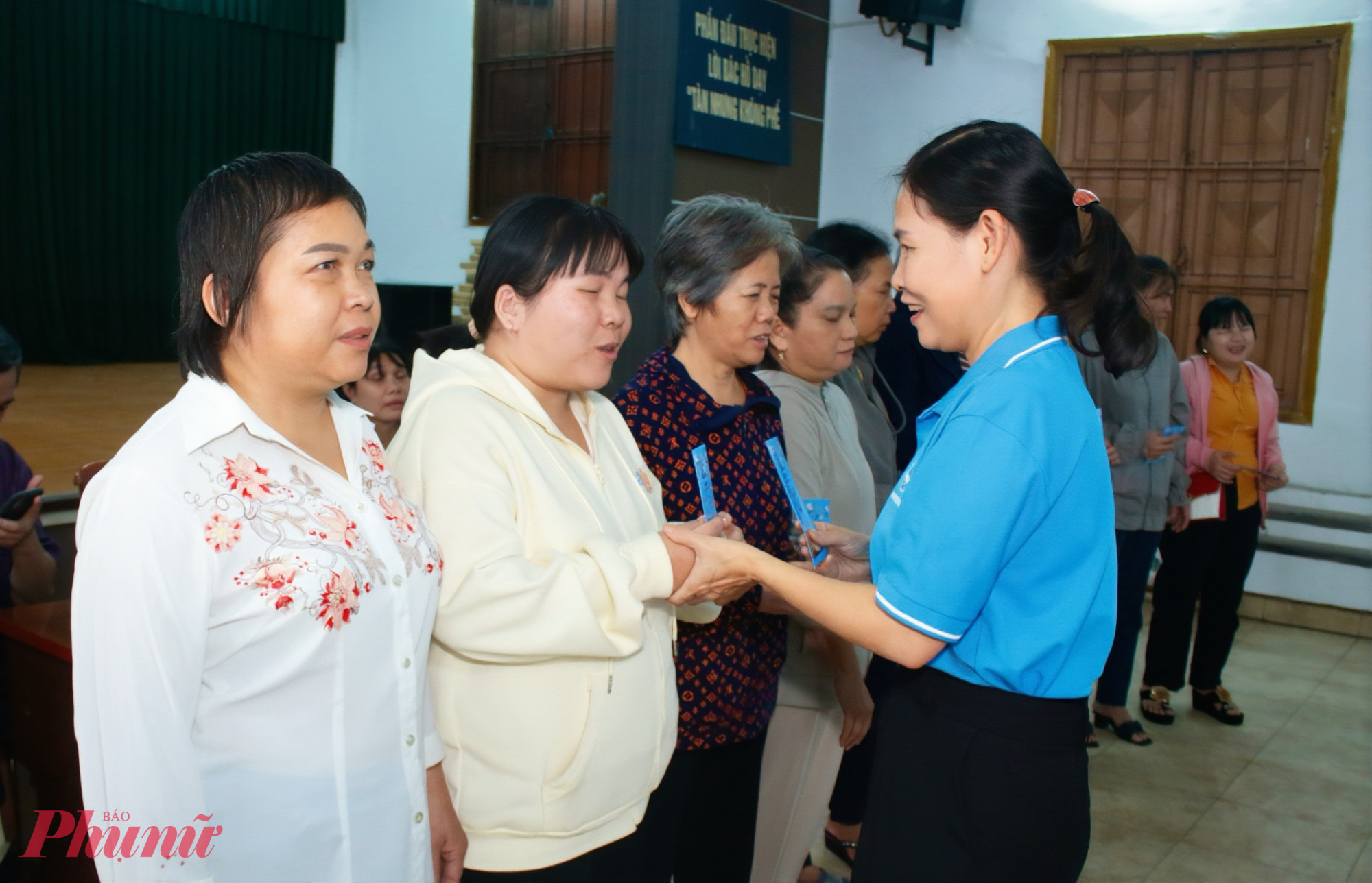 Bà Lê Thị Kim Thu – Phó chủ tịch Hội LHPN TPHCM trao quà tết đến các phụ nữ khiếm thị