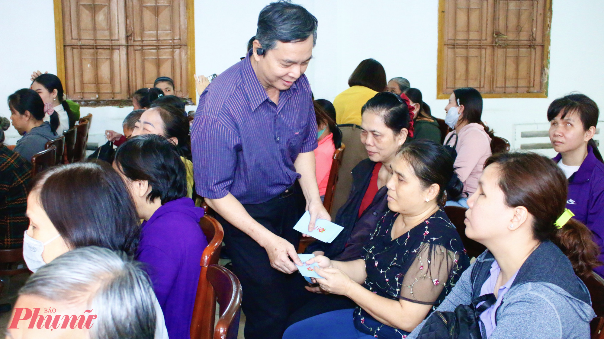 Ông Đỗ Hữu Trường Giang – Phó chủ tịch Hội Người mù TPHCM trao quà đến các chị phụ nữ 