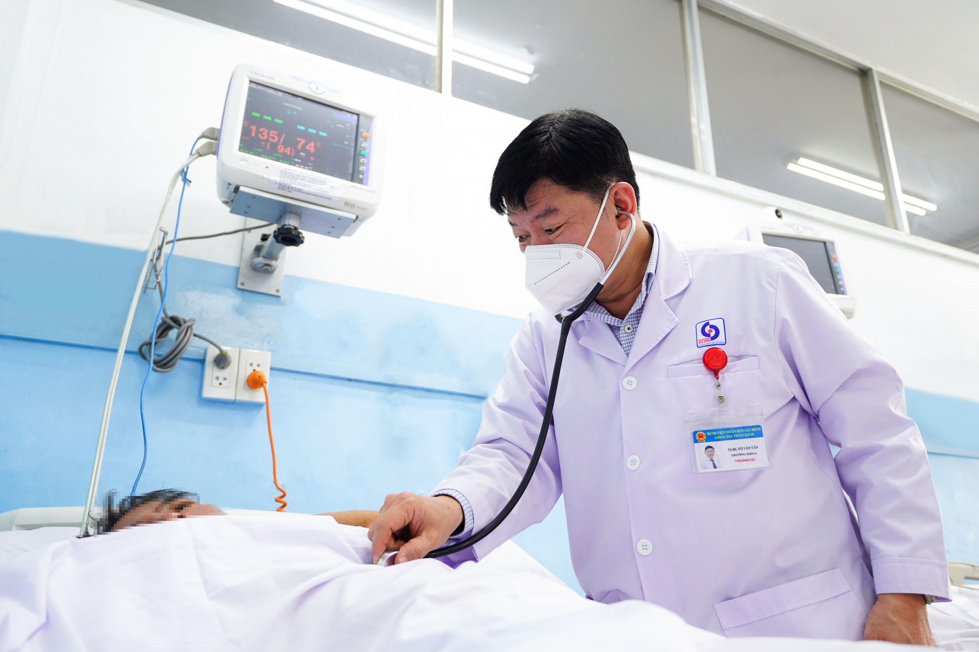 Bác sĩ Võ văn Tân khám lại cho ông B., ảnh BVCC