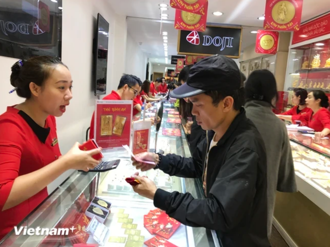 Nhiều chính sách kinh tế liên quan vàng, chứng khoán có hiệu lực từ tháng 2/2026 Giá vàng tiếp tục tăng mạnh và lấy lại mốc 121 triệu đồng. (Ảnh: Vietnam+)