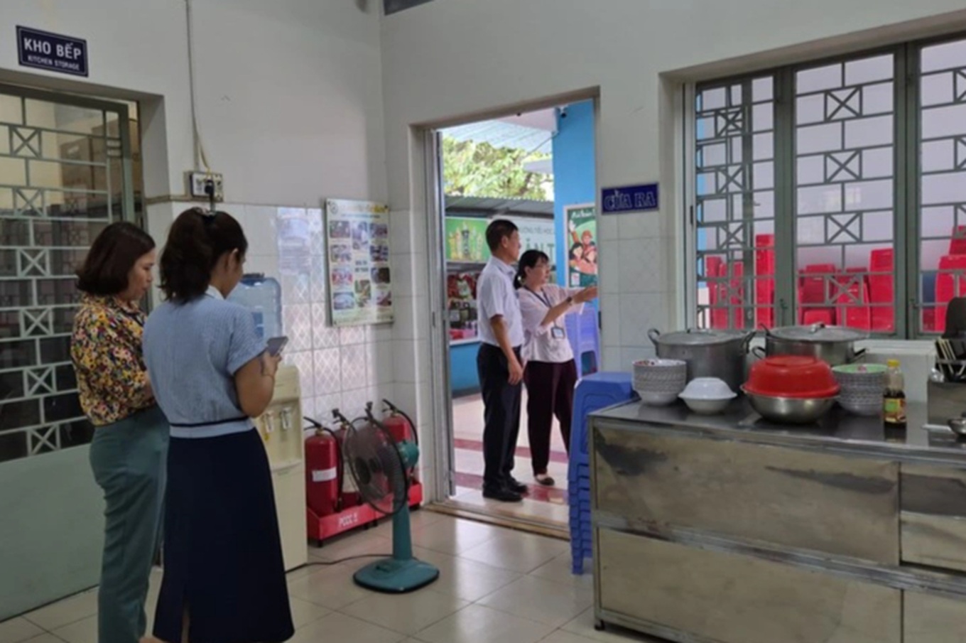 Đoàn kiểm tra y tế phương Tây Thạnh kiểm tra bếp ăn tại Trường Tiểu học Lê Lai trưa ngày 29/1 (Ảnh: Website nhà trường).