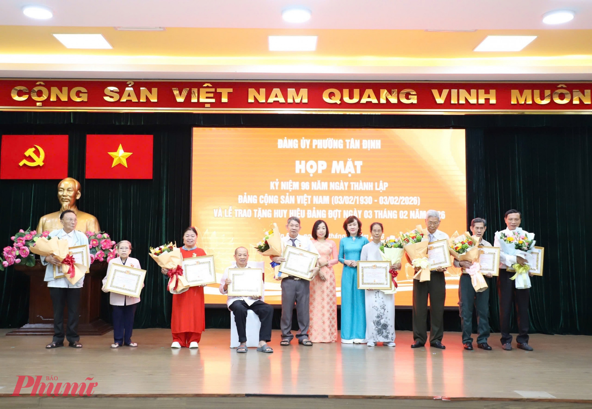 Lãnh đạo Đảng ủy phường Tân Định trao Huy hiệu Đảng cho các đảng viên lão thành nhân kỷ niệm 96 năm Ngày thành lập Đảng.