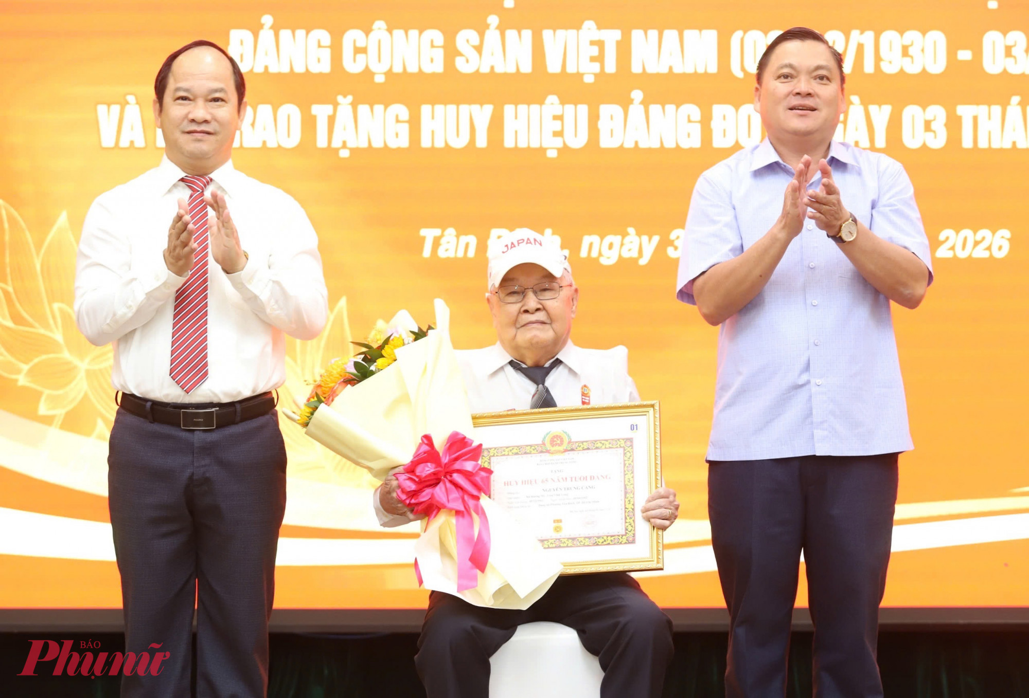  Ông Trần Văn Cư - Phó tư lệnh Bộ tư lệnh TPHCM, Uỷ viên Ban thường vụ Thành uỷ và Ông Lê Đức Thanh - Bí thư Đảng ủy phường Tân Định trao Huy hiệu 65 tuổi Đảng cho đảng viên lão thành nhân kỷ niệm 96 năm Ngày thành lập Đảng - Ảnh: Thanh Tâm