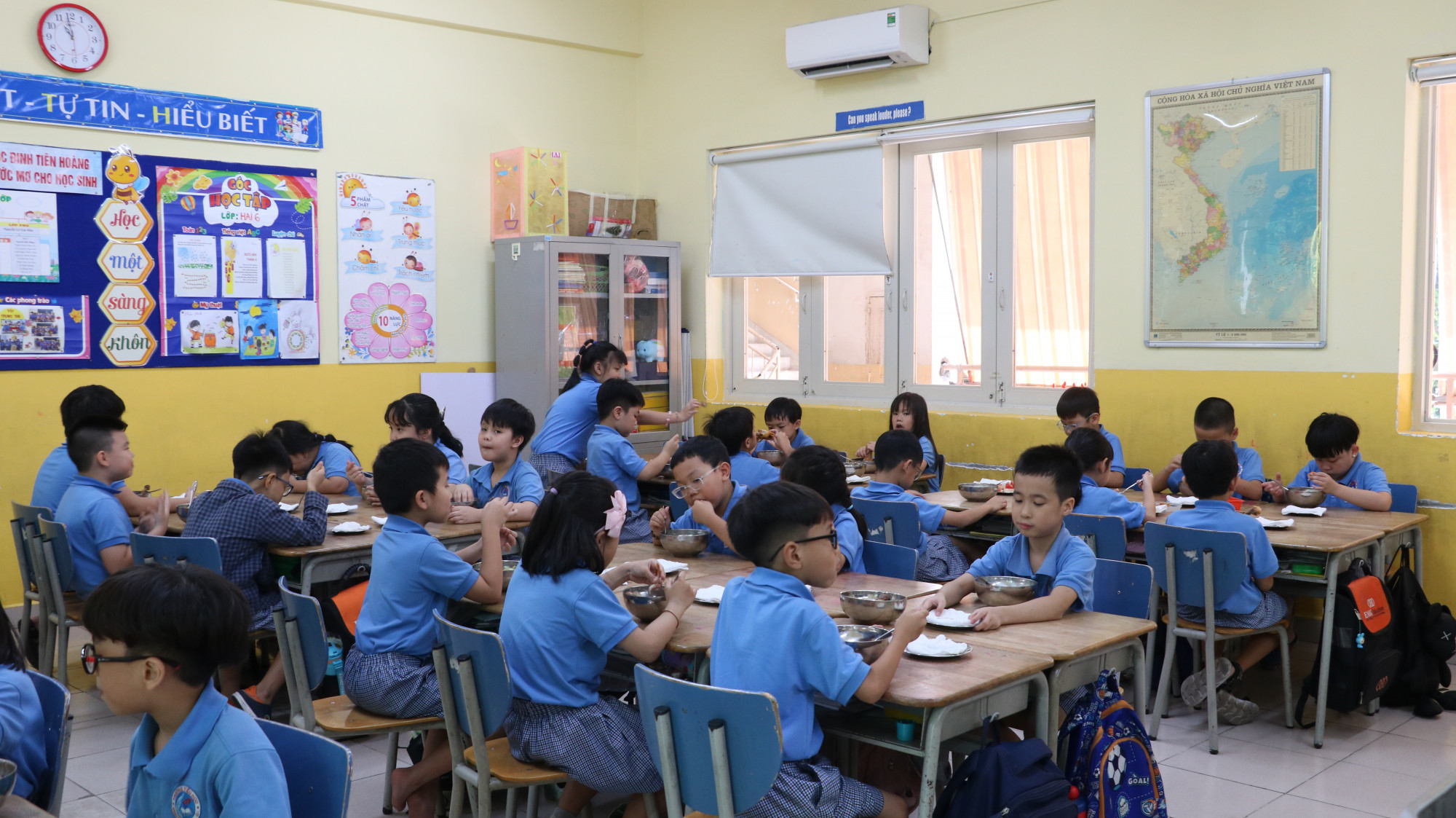 Học sinh một trường tiểu học trên địa bàn TPHCM đang sử dụng bữa ăn bán trú - Ảnh: T.T.