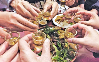 không ít người xuất hiện các biểu hiện như đỏ bừng mặt, nổi mề đay, chóng mặt, tim đập nhanh, khó thở chỉ sau vài ngụm rượu