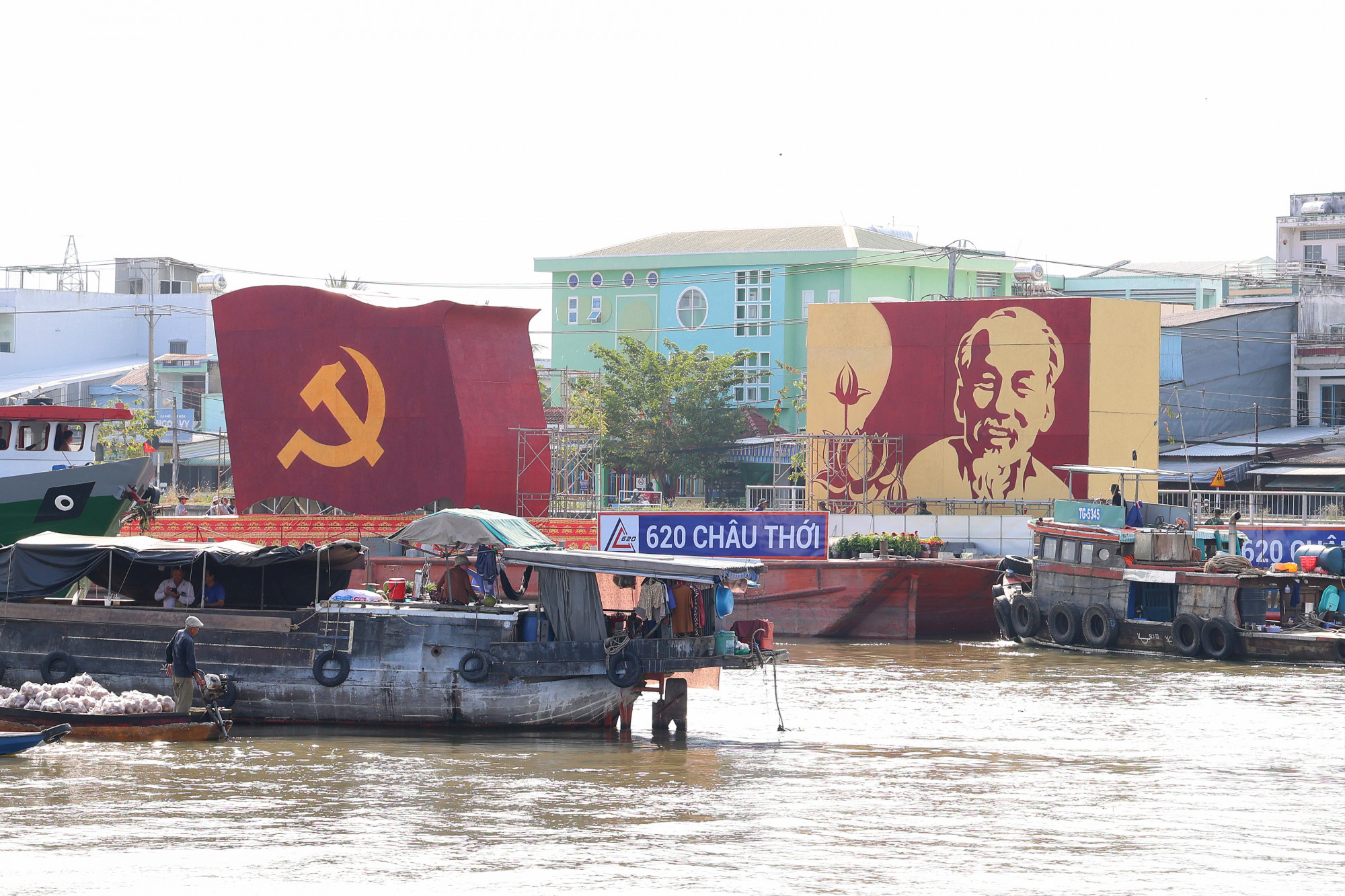Mô hình lá cờ Đảng - lá cờ Tổ quốc; chân dung Chủ tịch Hồ Chí Minh; mô hình biểu tượng 20 năm Tết Quân Dân TP Cần Thơ được ghép thủ công từ các loại hạt đậu lớn nhất Việt Nam.