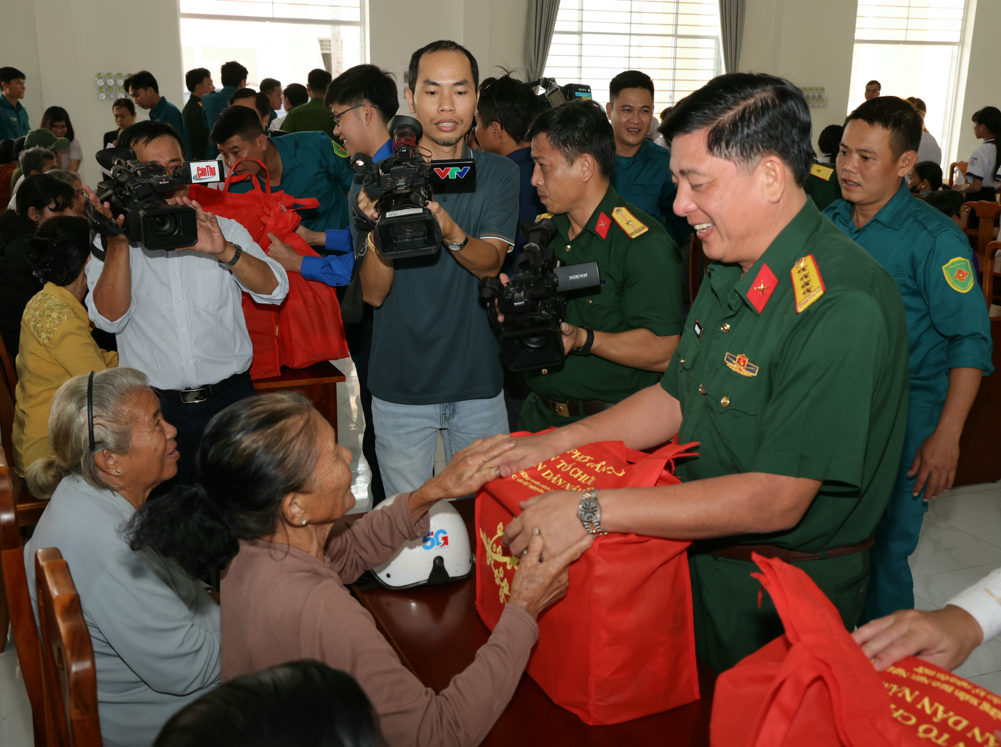 tặng quà cho gia đình chính sách, hộ khó khăn;