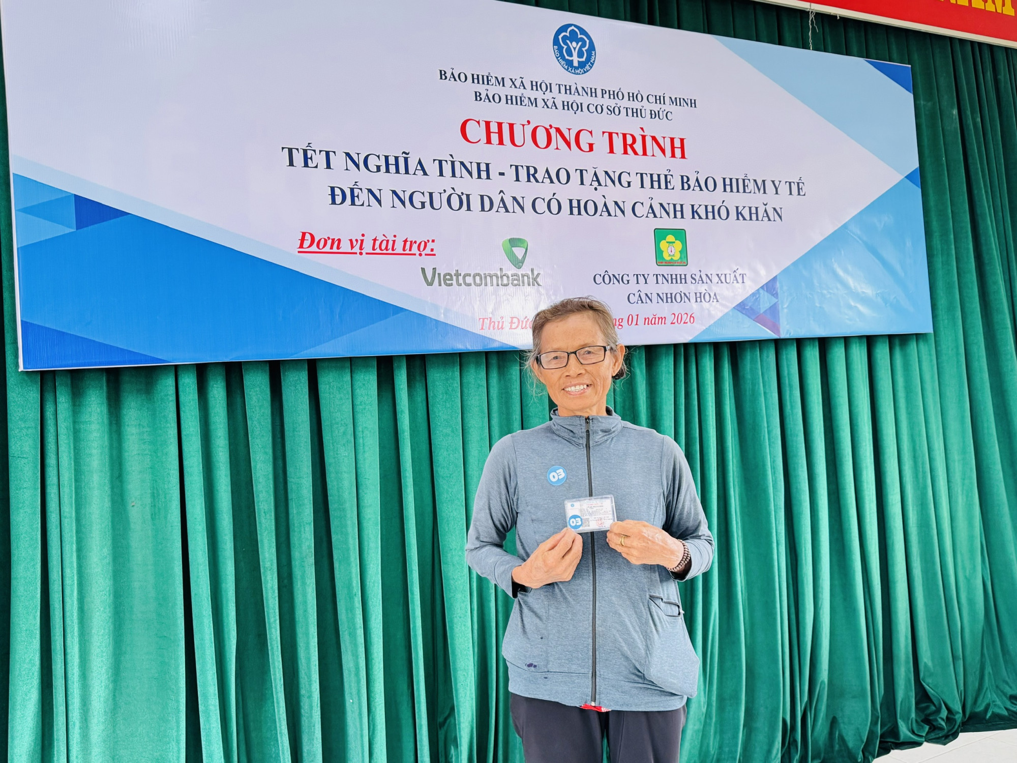 Bà Bùi Thị Điền (60 tuổi) vui mừng cho biết tấm thẻ BHYT như “phao cứu sinh” cho bà và cả gia đình - Ảnh: Thanh Hoa