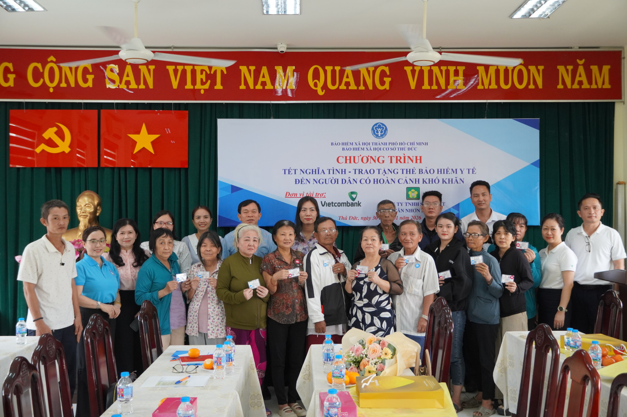 Đại diện BHXH TPHCM, BHXH cơ sở Thủ Đức, các nhà tài trợ và người dân tại chương trình - Ảnh: Thanh Hoa