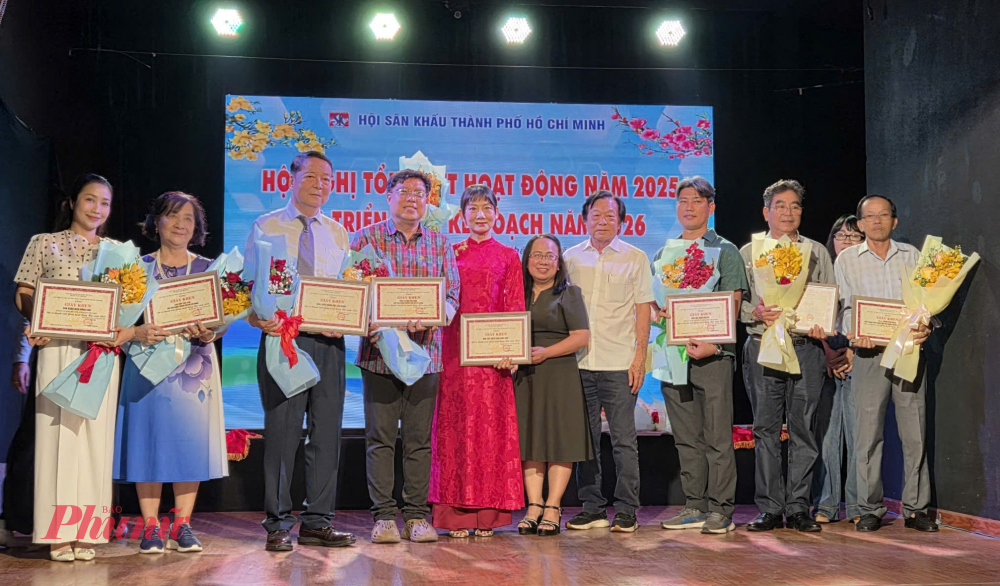 Hội Sân khấu TPHCM trao giấy khen cho các 