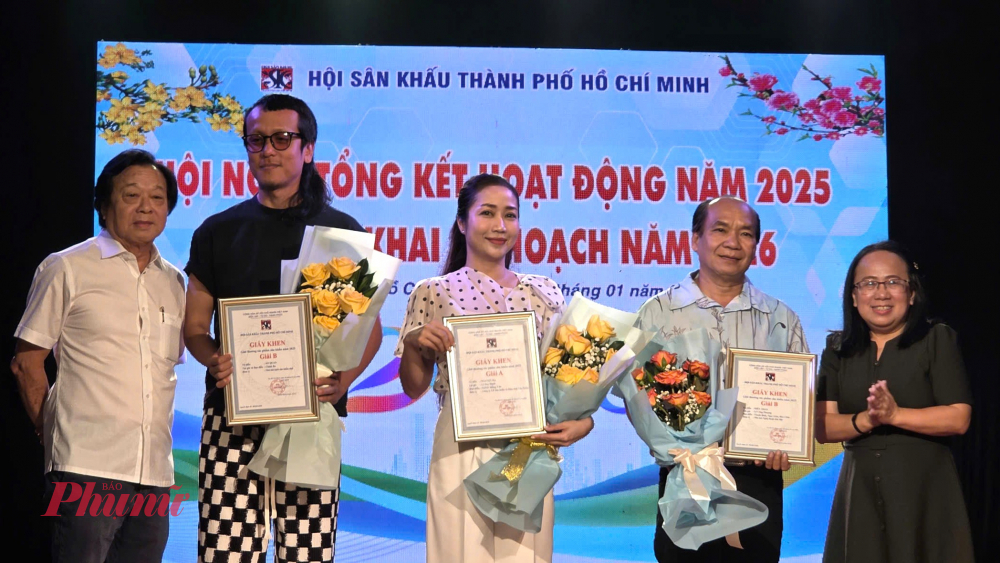 Phó trưởng Ban Tuyên giáo và Dân vận Thành ủy TPHCM Đinh Thị Thanh Thủy (bìa phải) và Chủ tịch Hội Sân khấu TPHCM