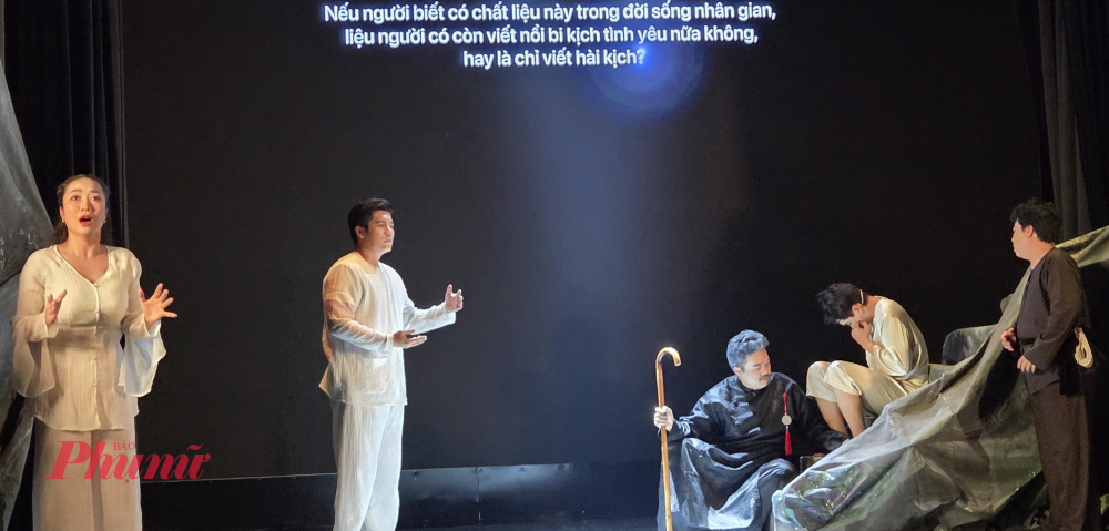 Vở kịch Nguyệt Hạ của Sân khấu Kịch Hồng Vân là vở kịch song ngữ Anh - Việt