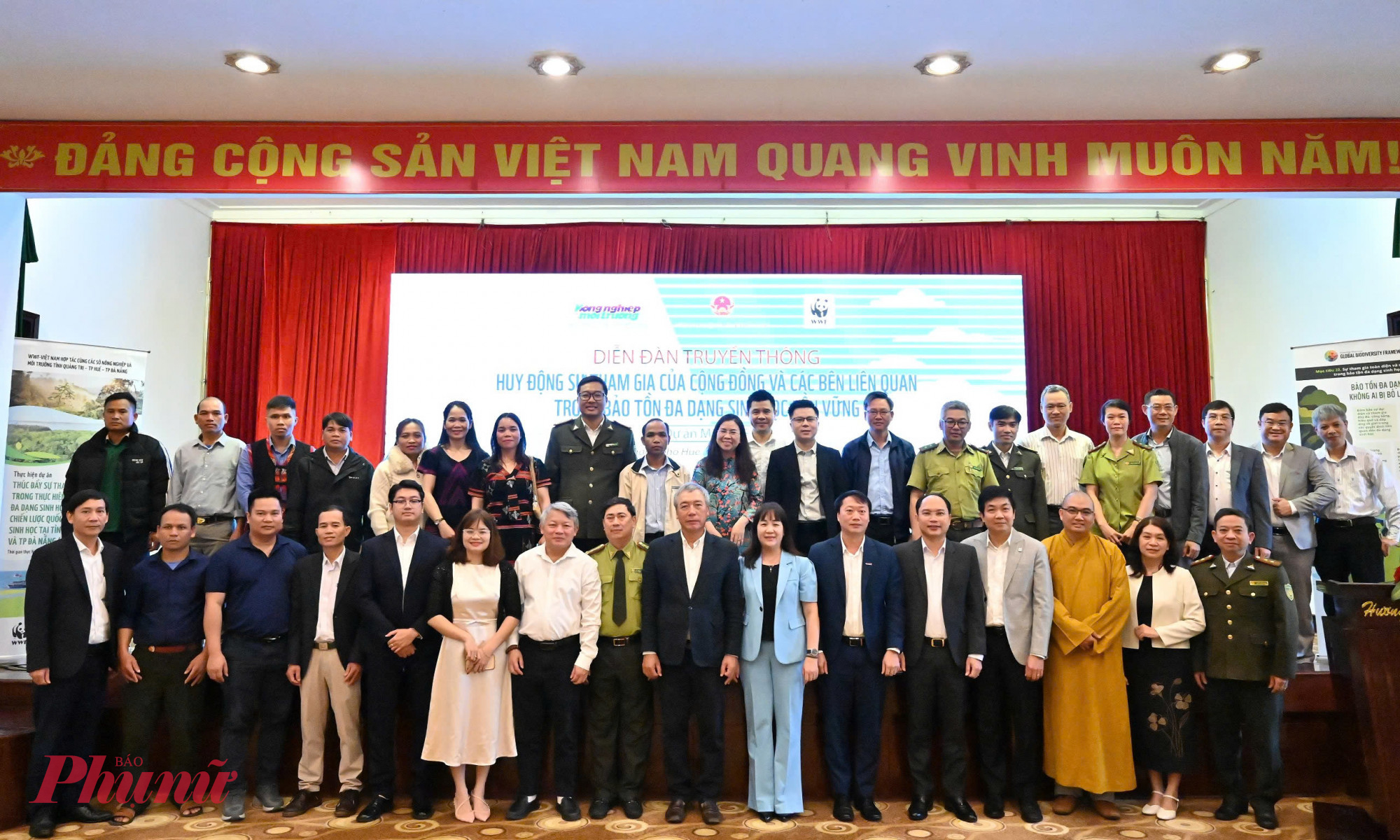 Các đại biểu tham dự chụp hình lưu niệm