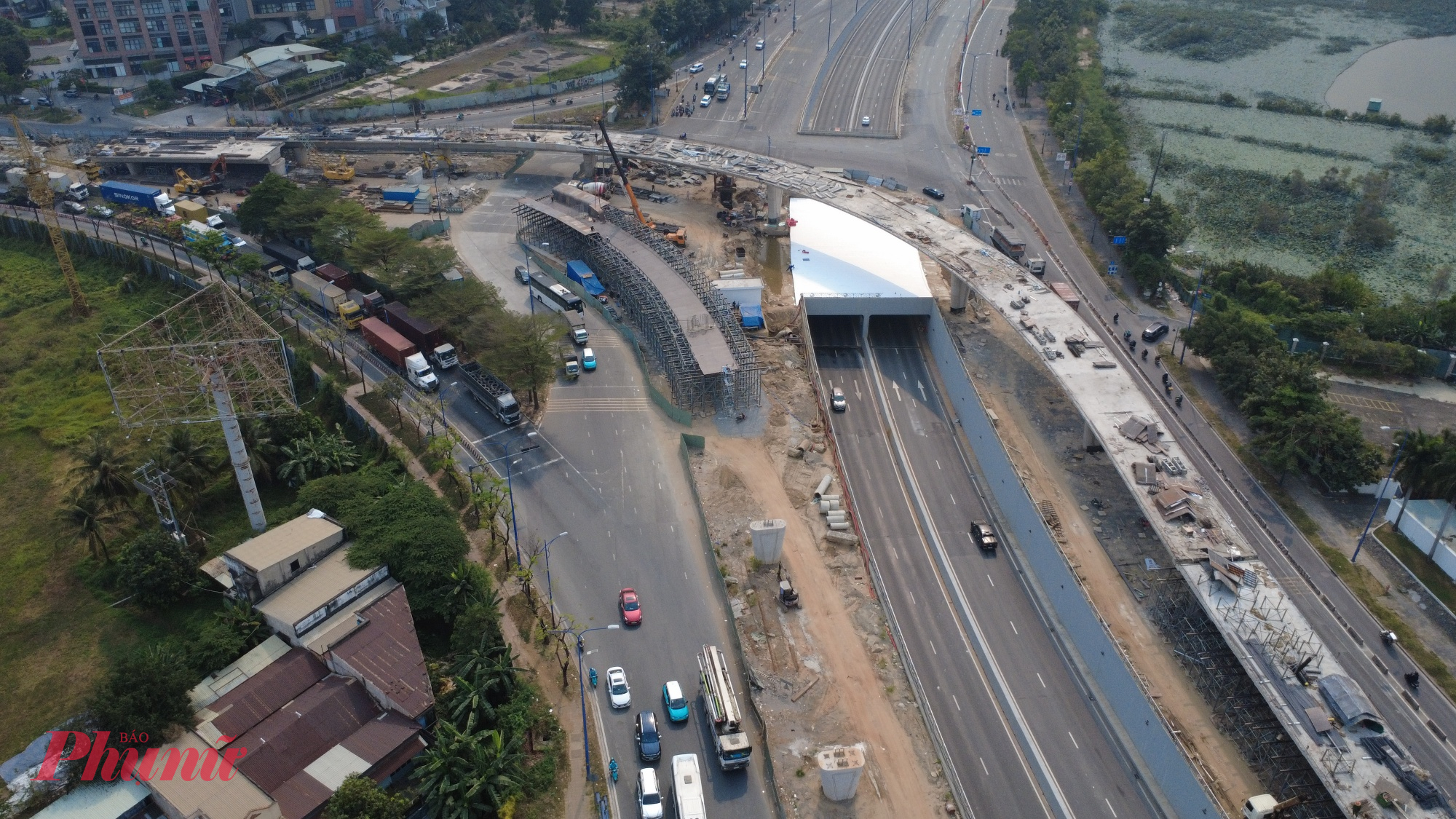 Trong khi đó, hạng mục cầu vượt N3 và N4 nối đường Mai Chí Thọ với Đồng Văn Cống cũng đang đẩy nhanh tiến độ.