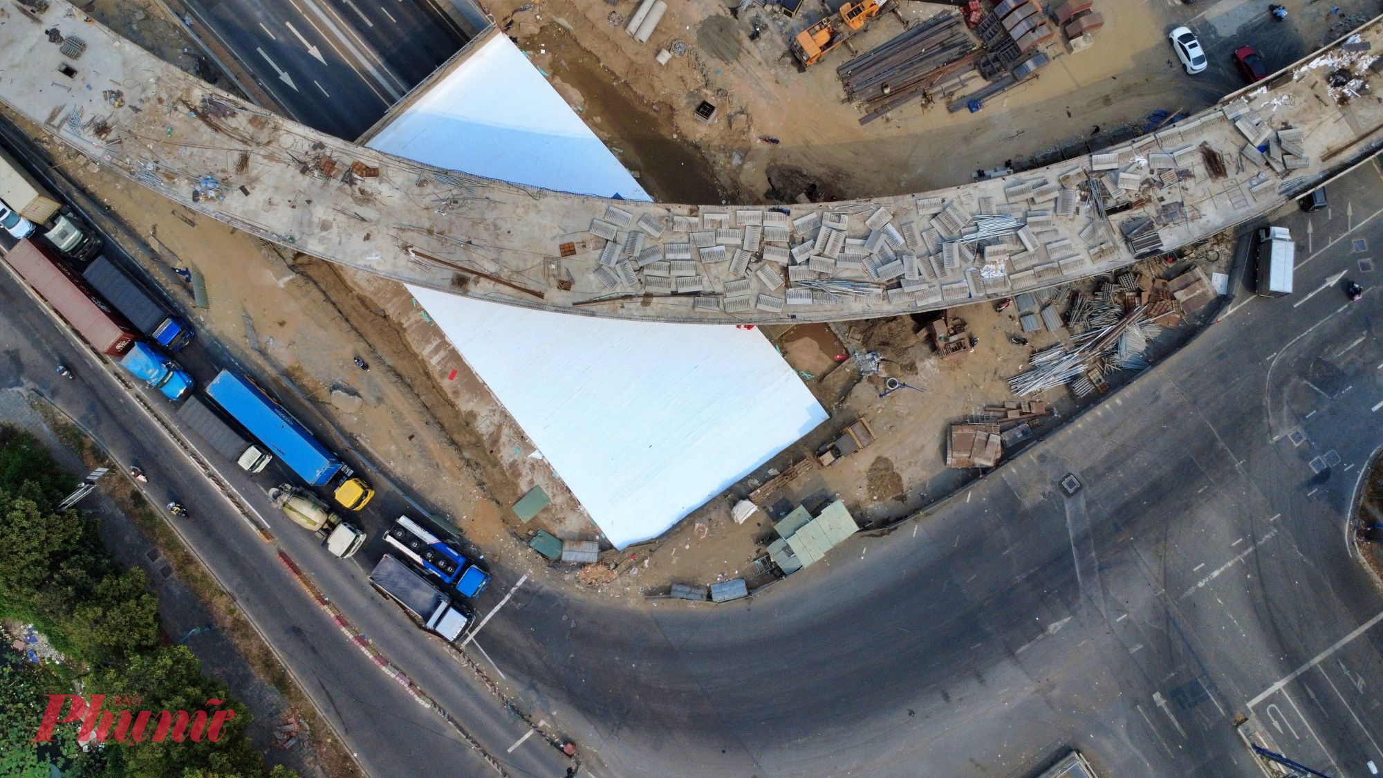 Theo đại diện Ban Giao thông TPHCM, tiến độ hạng mục cầu N3 đã đạt khoảng 45%, dự kiến hoàn thành dịp 30/4/2026. Trong khi đó, hạng mục cầu N4 dự kiến hoàn thành trong tháng 6/2026.