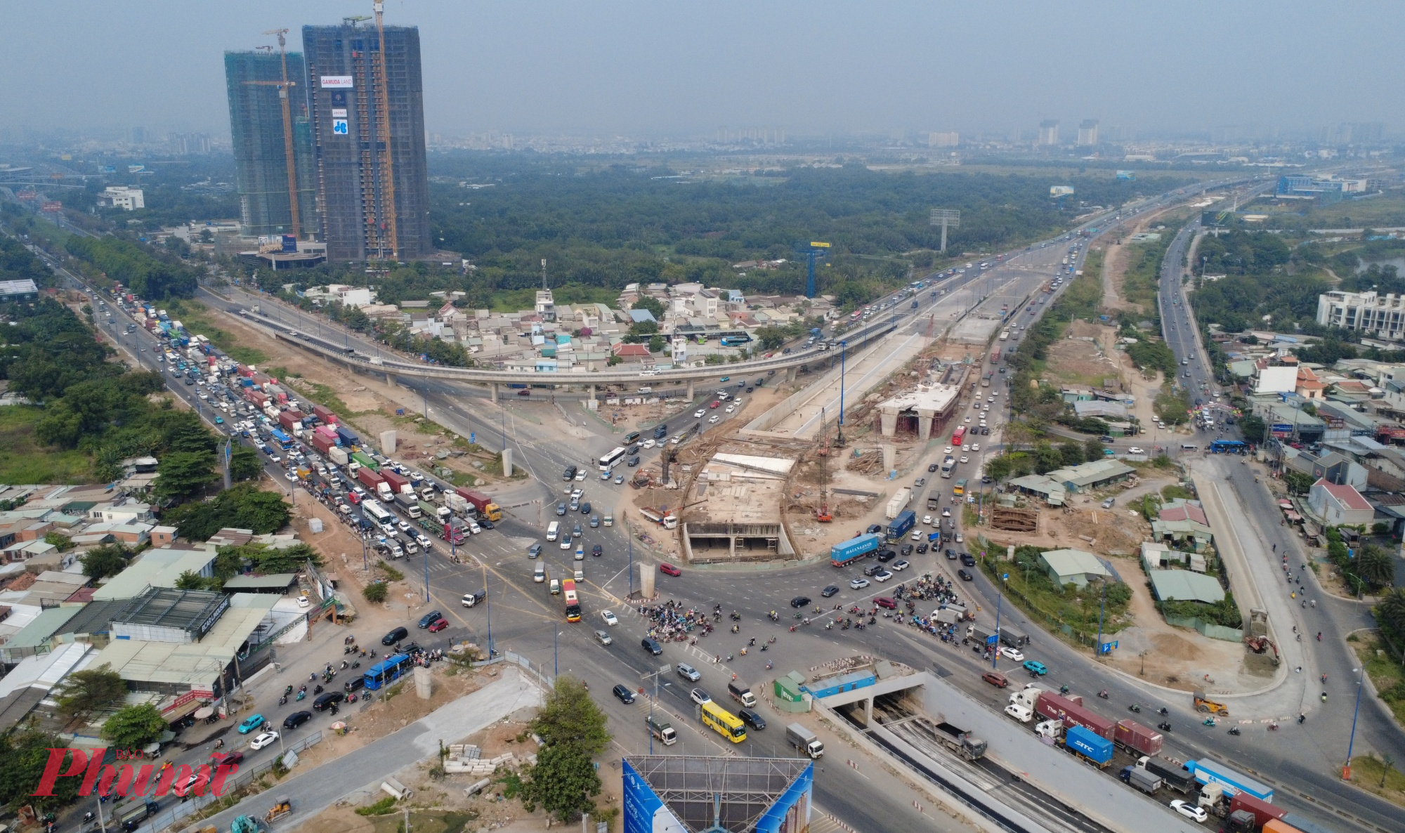 Ngày 30/1, không khí thi công tại dự án nút giao An Phú, TPHCM vẫn đang rất hối hả vào những ngày gần Tết Bính Ngọ 2026. Đặc biệt tại công trình hầm chui HC1-02 