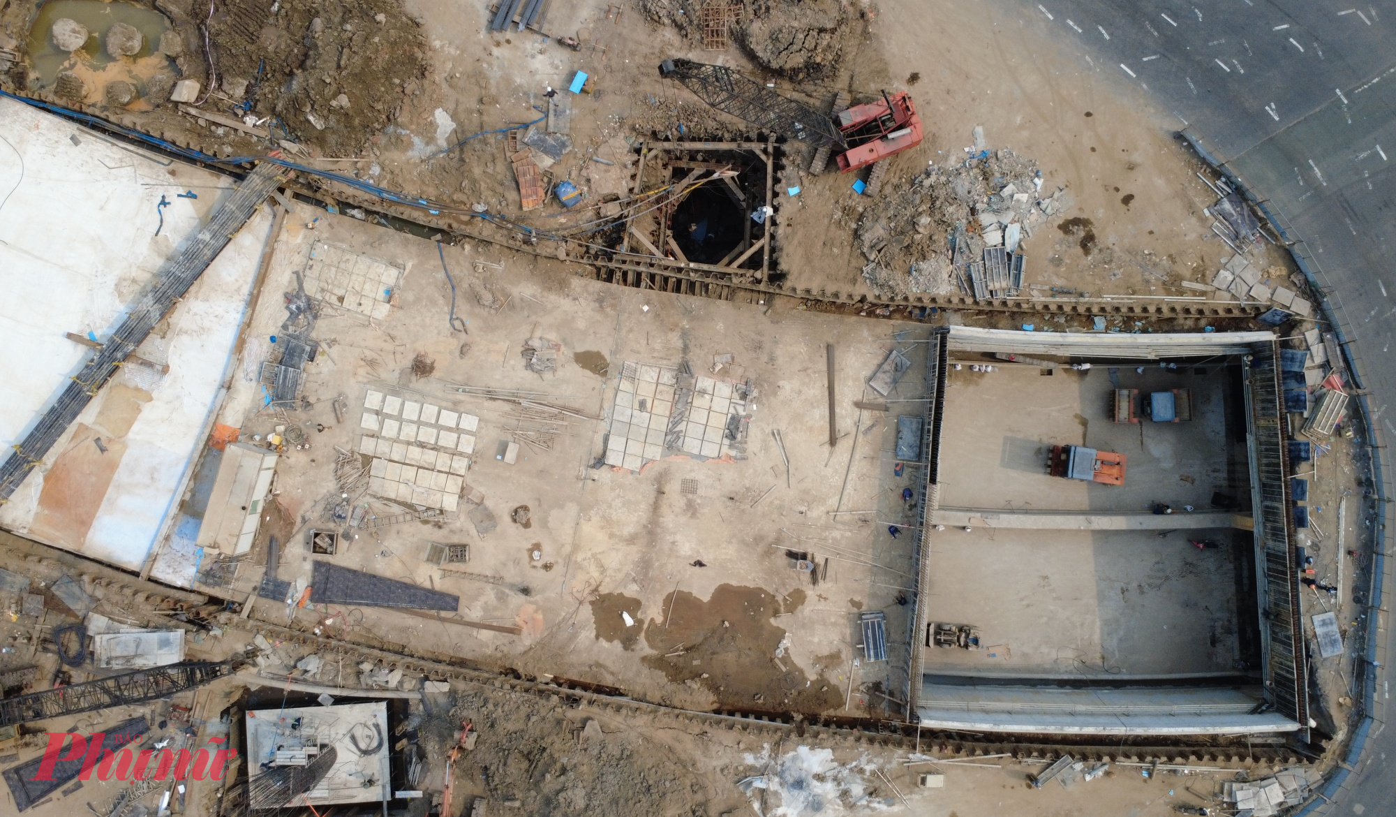 Đoạn hở (giếng trời) phía đường dẫn cao tốc sắp hoàn thành, nhà thầu cũng đang đẩy nhanh tiến độ thi công nóc hầm.