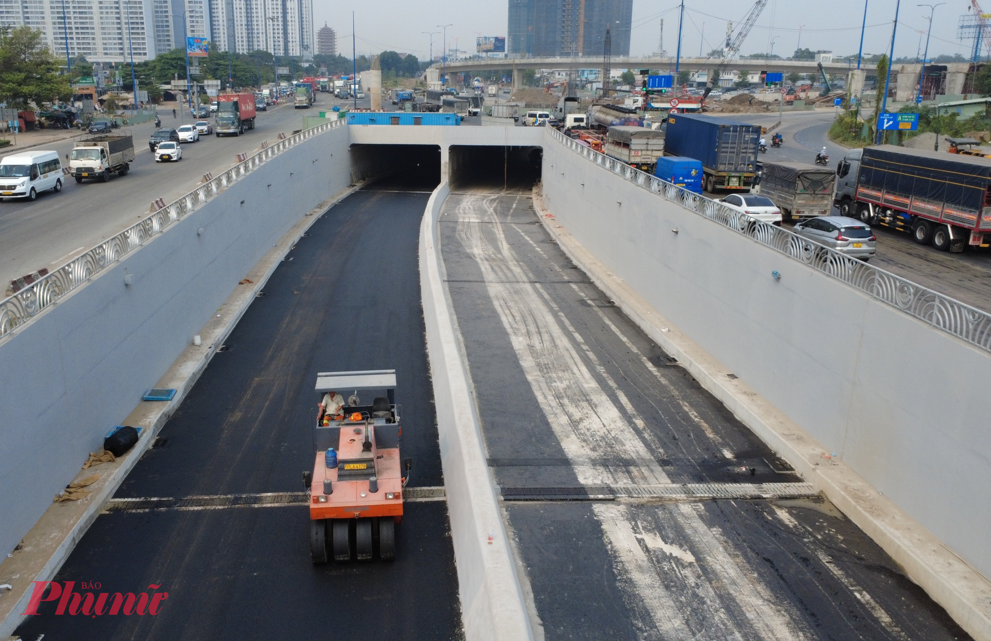 Đoạn hầm phía đường Mai Chí Thọ đã hoàn thành lắp lan can trên tường vây.