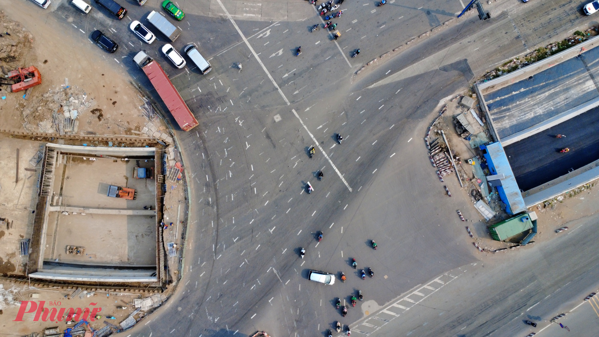 Trong khi đoạn hầm chui phí đường Mai Chí Thọ đã thảm nhựa, còn đoạn phía đường dẫn cao tốc vẫn đang hoàn thành các hạng mục lan can.