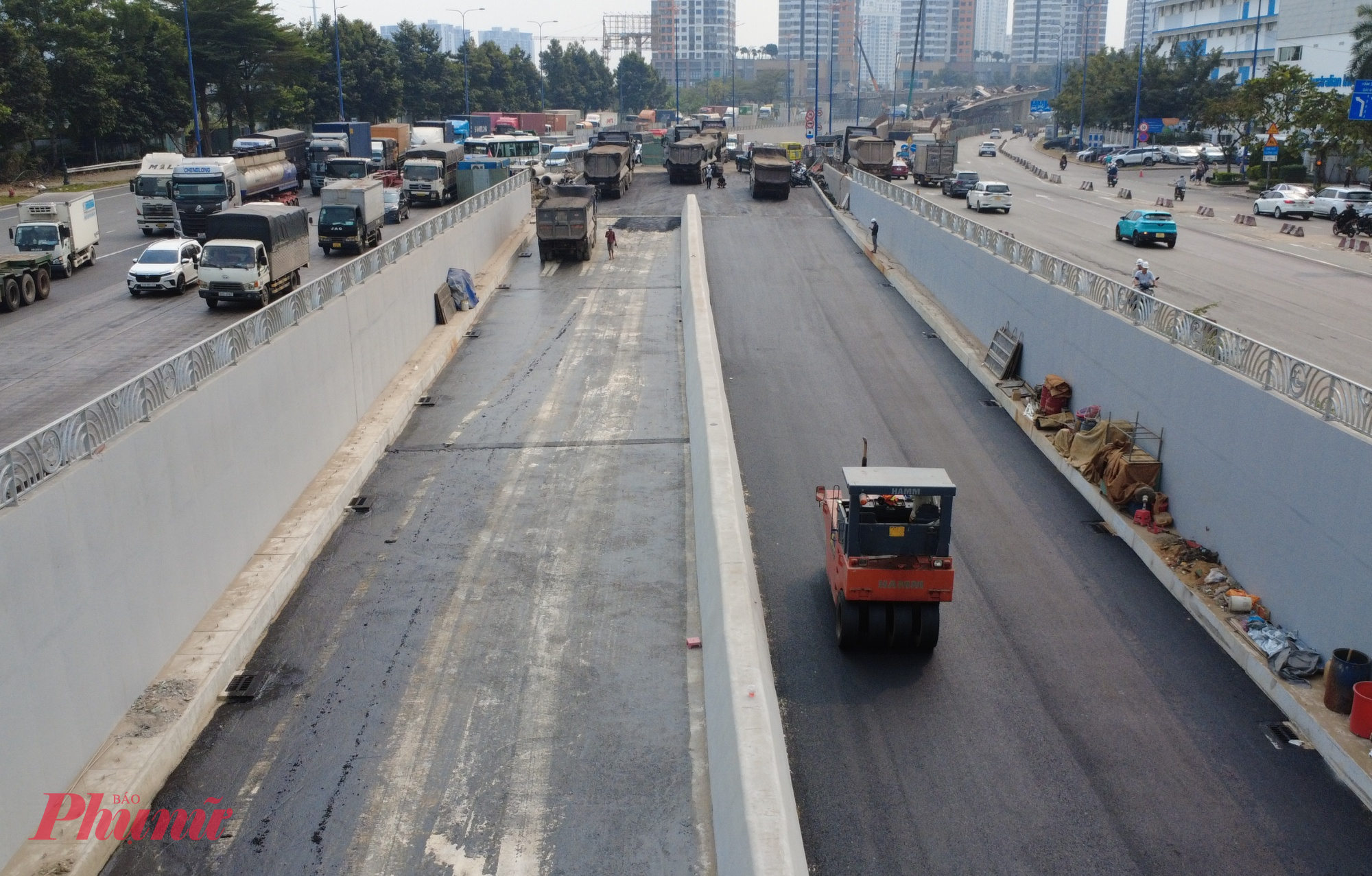 Đoạn hầm chui phía đường Mai Chí Thọ đang được thảm nhựa, dự kiến sẽ xong trong ngày mai. 