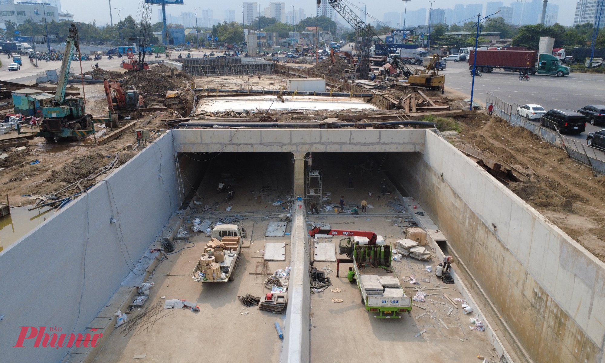 Nhà thầu đang gấp rút hoàn thiện hệ thống thoát nước, chiếu sáng tại đoạn hầm phía đường dẫn cao tốc.