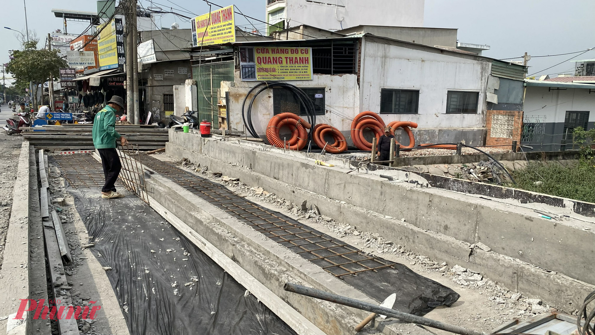 Lan can cầu Ngang cũng đang khẩn trương thi công - Ảnh: Nguyễn Văn