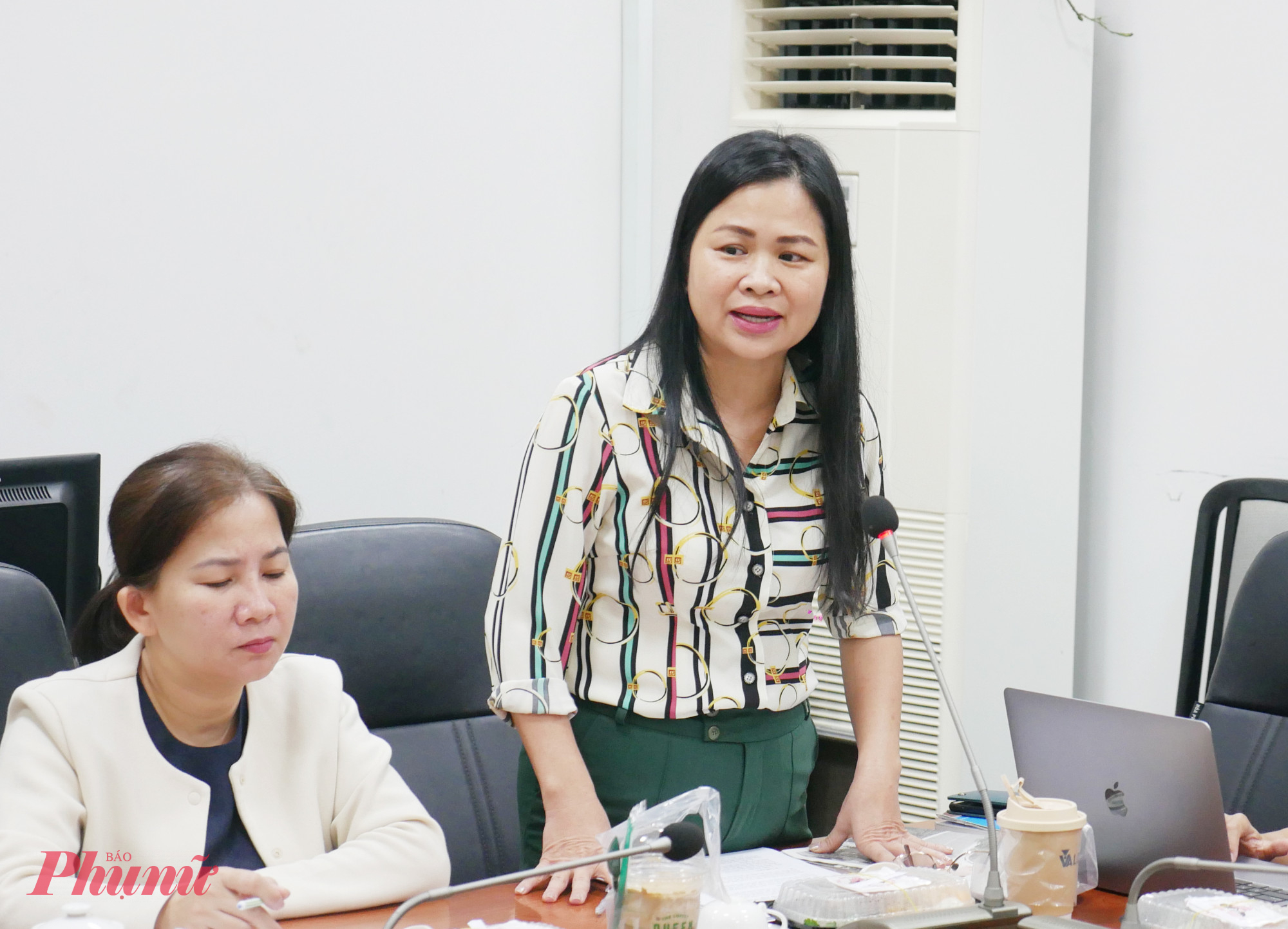 Bà Phạm Thị Vân Anh – Phó tổng Biên tập Báo Phụ nữ TPHCM - phát biểu tại hội nghị 