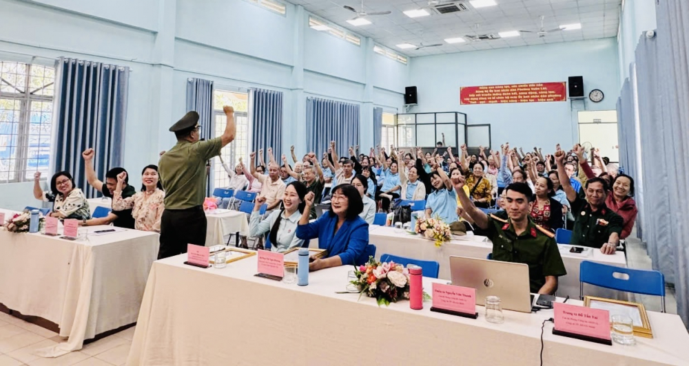 Cán bộ, hội viên phụ nữ và người dân phường Vườn Lài háo hức nghe tuyên truyền