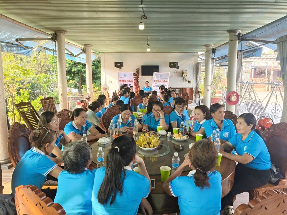 50 chị em hội viên phụ nữ xã Minh Thạnh đã cùng ngồi lại lắng nghe chia sẻ từ người có kinh nghiệm khởi nghiệp trong chương trình “Cà phê khởi nghiệp” vào ngày 31/1 - Ảnh: Hội LHPN xã Minh Thạnh 
