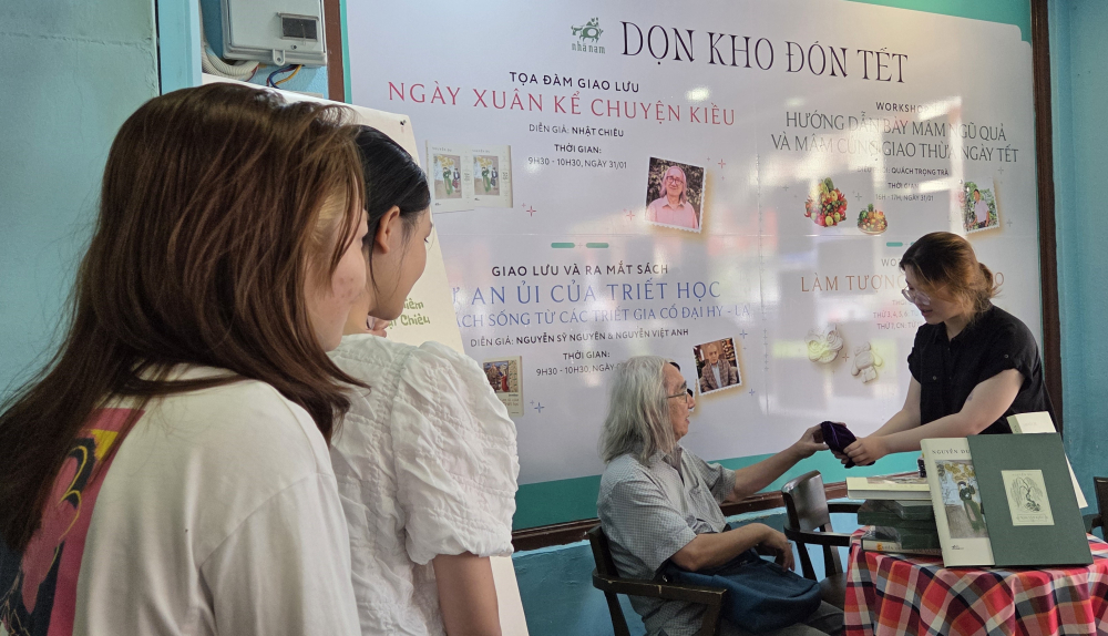 Các bạn trẻ chờ xem bói Kiều.