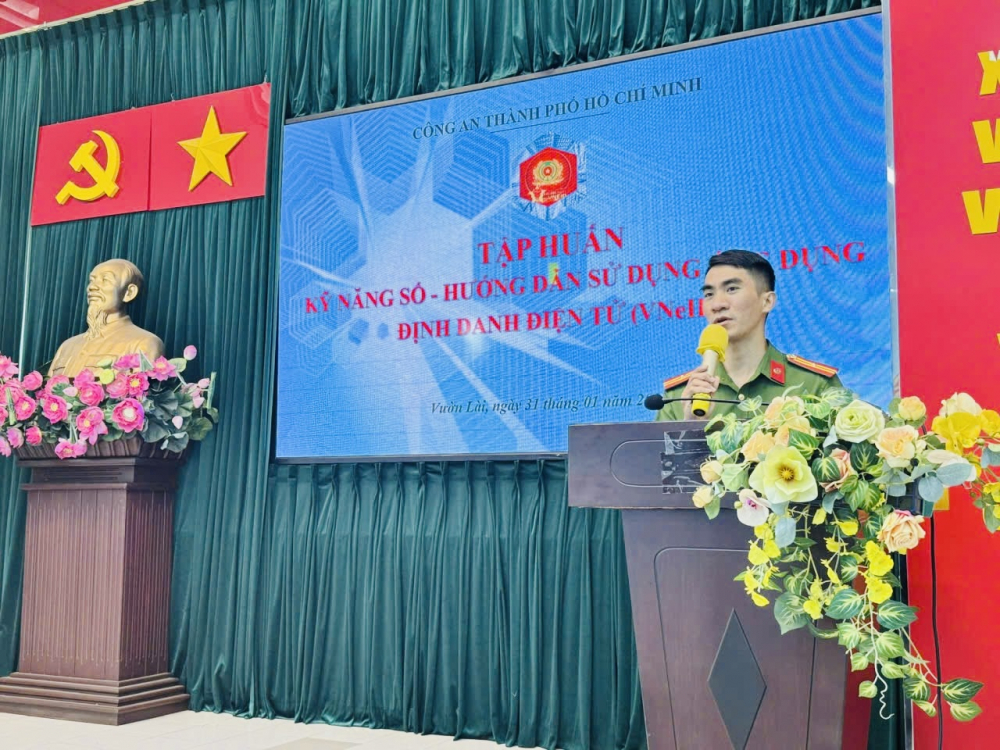 thiếu tá Nguyễn Văn Thanh - Cán bộ Phòng Công tác chính trị, Công an TPHCM đã trình bày chuyên đề 2 với nội dung “Trang bị kỹ năng thực hành sử dụng VNeID”, 