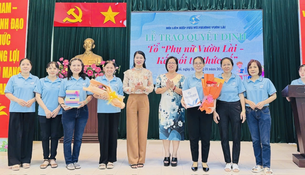 Thành viên Tổ Phụ nữ Vườn Lài - Kết nối tri thức số ra mắt tại buổi lễ.