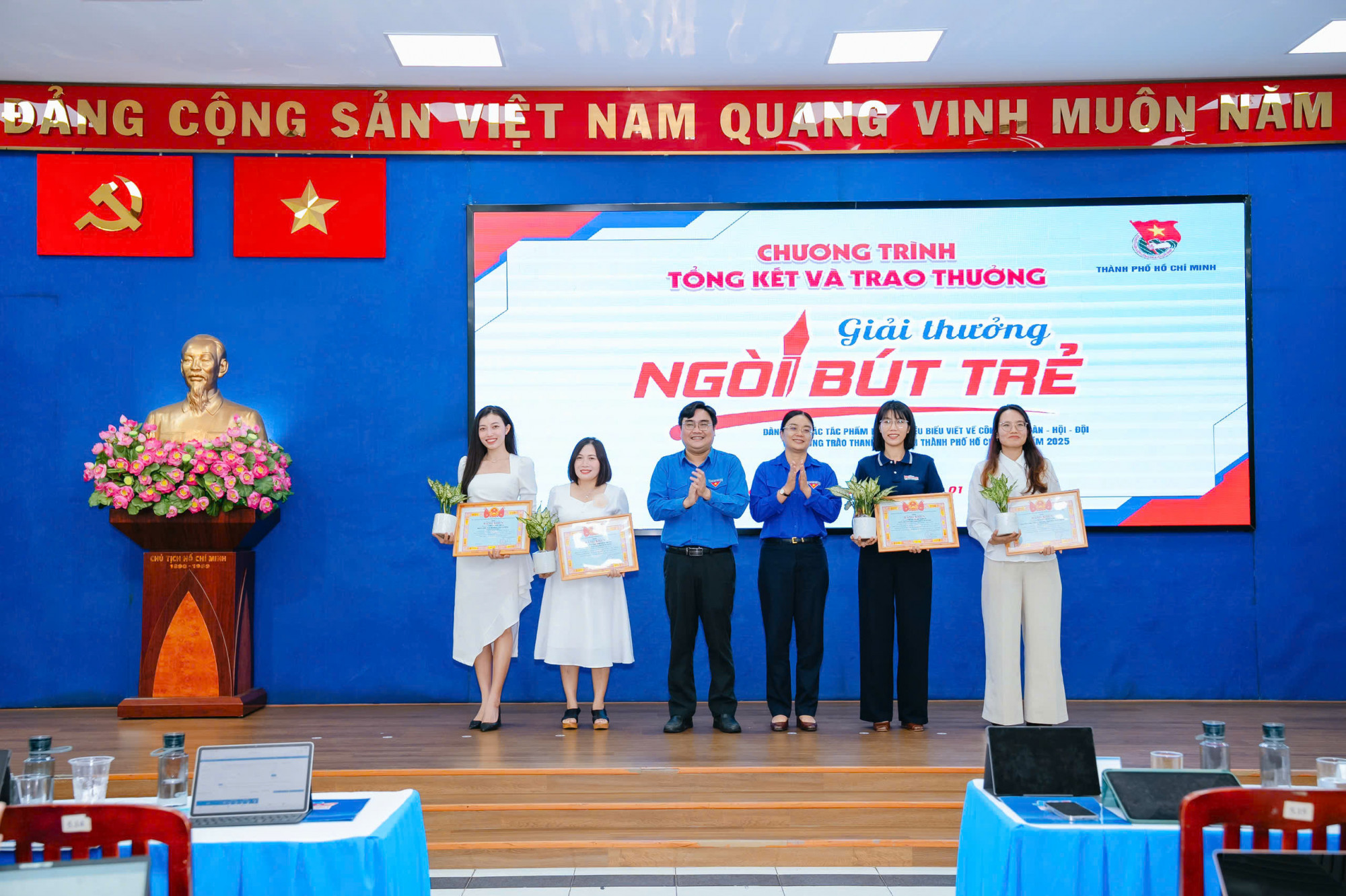 Tác giả Nhã Chân (bìa trái) - phóng viên Báo Phụ nữ TPHCM nhận giải “Ngòi bút Trẻ” - Ảnh: Thành đoàn TPHCM