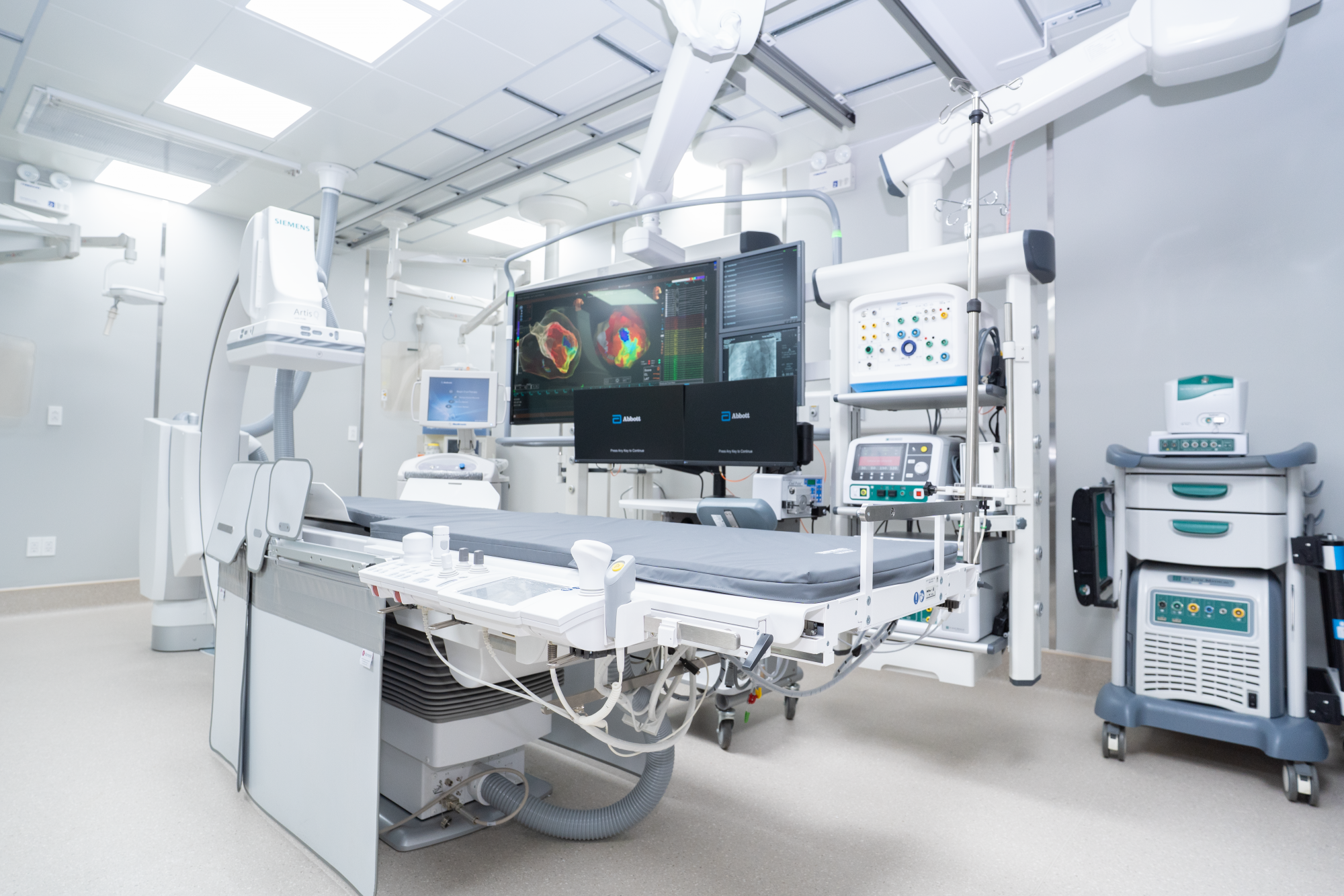 Các thiết bị hiện đại bên trong Hệ thống thông tim can thiệp, ảnh BVCC