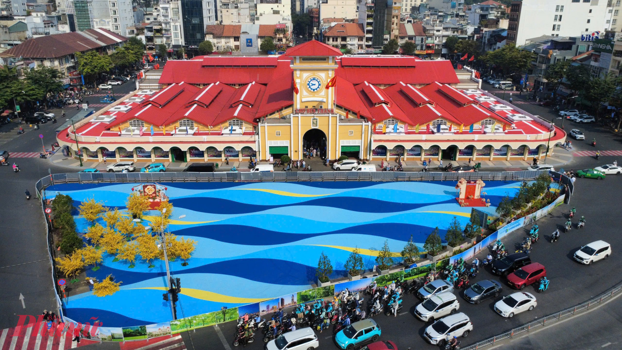 Mặt tiền chợ Bến Thành được chỉnh trang, làm mới đã thu hút nhiều người dân, du khách đến tham quan, mua sắm. Ảnh: Nguyễn Văn 