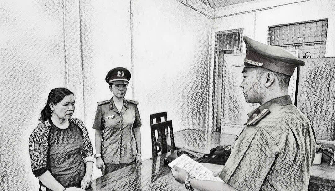 Công an đọc lệnh khởi tố, bắt tạm giam đối với Huỳnh Khổng và Trần Thị Thu Hà _ Ảnh: Công an Đà Nẵng.