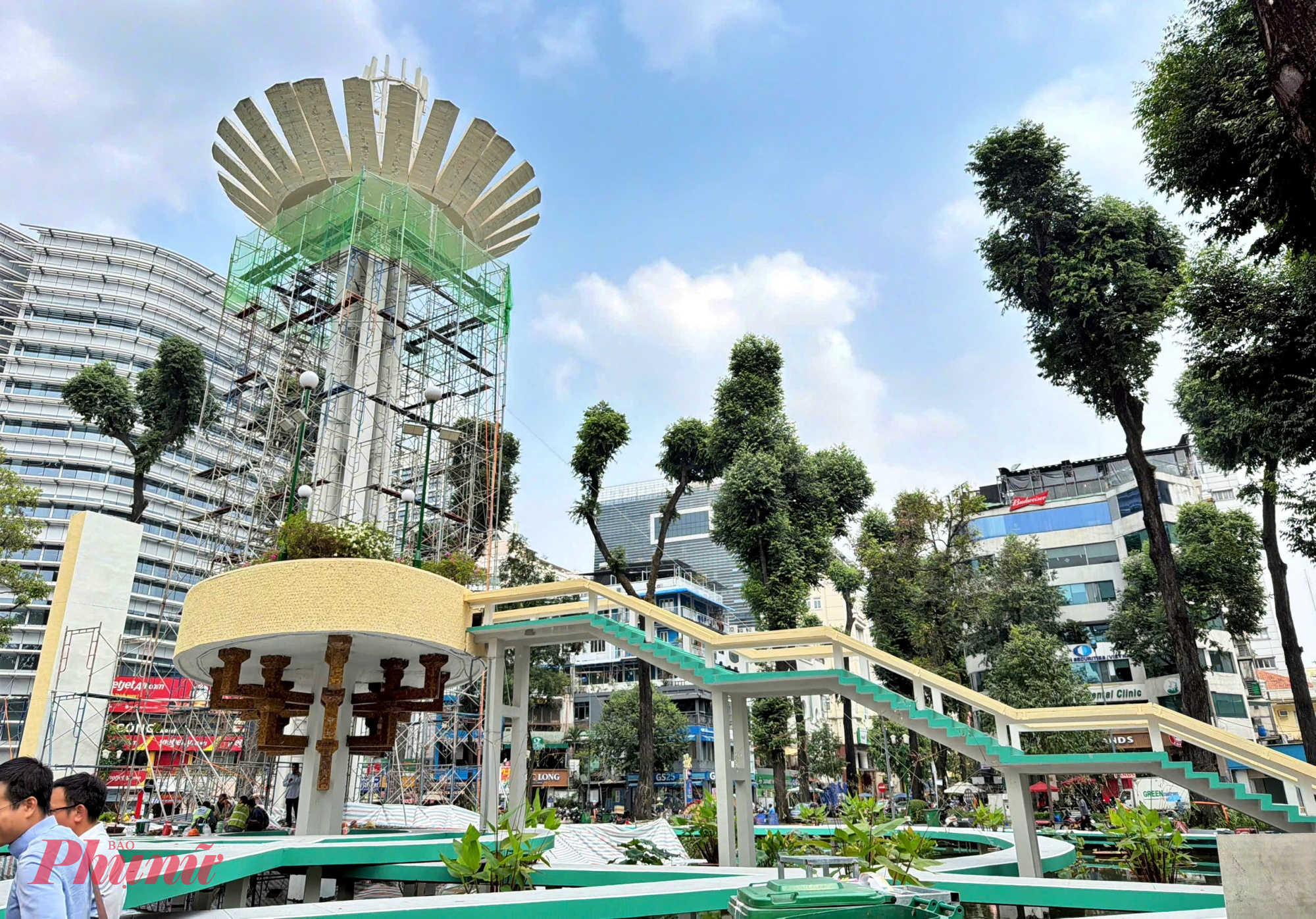 Diện mạo sau hoàn thiện khiến Hồ Con Rùa trở nên sáng sủa, trẻ trung, thu hút nhiều người dừng chân chụp ảnh, tản bộ