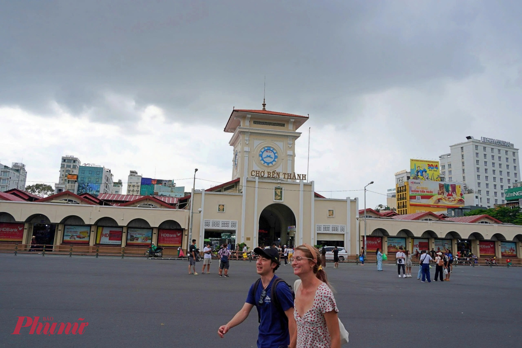 Du khách dạo bộ tại không gian trước chợ Bến Thành trước khi chỉnh trang