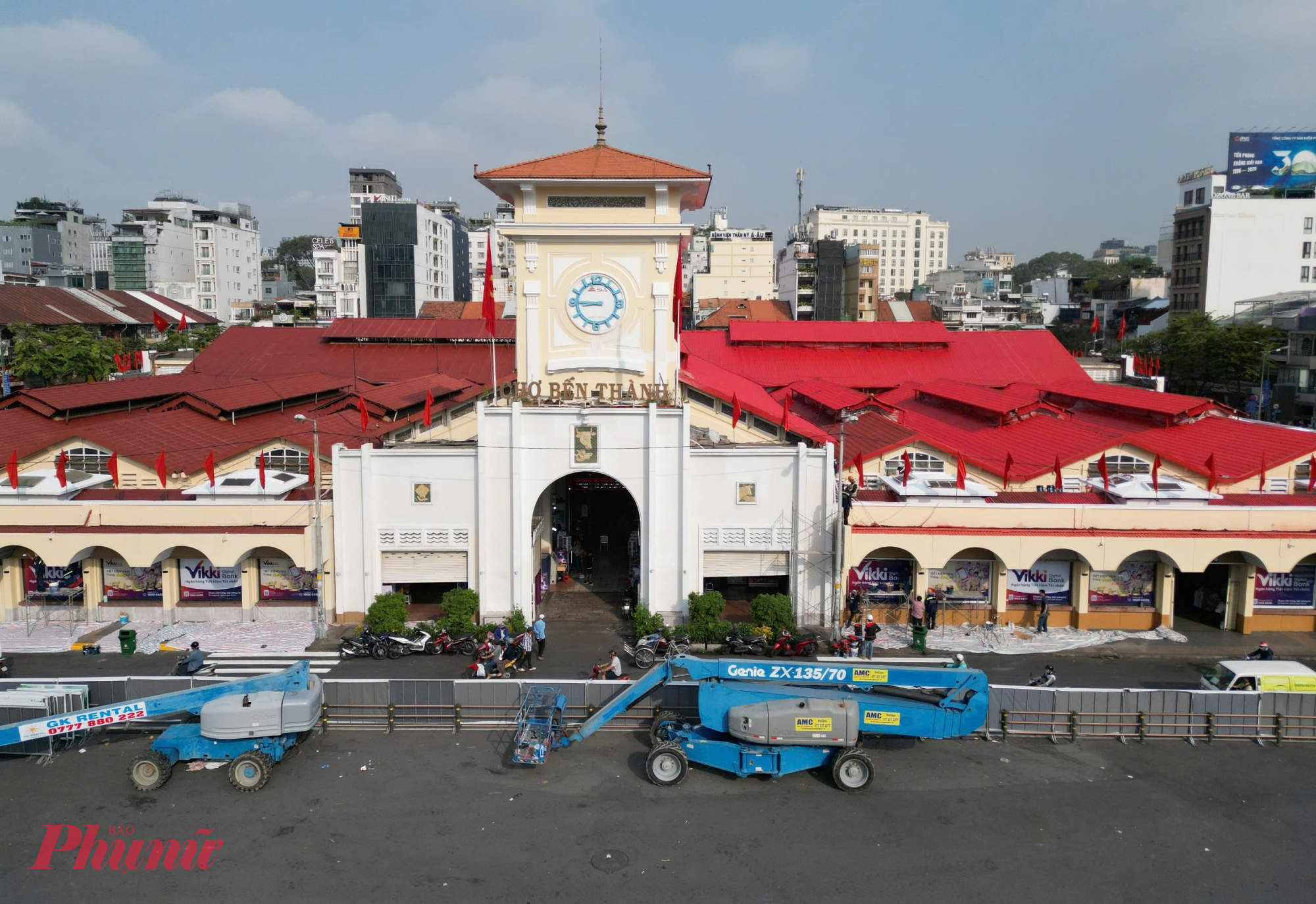 Là biểu tượng hơn trăm năm của Sài Gòn, Chợ Bến Thành trước khi chỉnh trang đã bộc lộ dấu vết thời gian: mái ngói phai màu, tường bong tróc, nhiều hạng mục xuống cấp