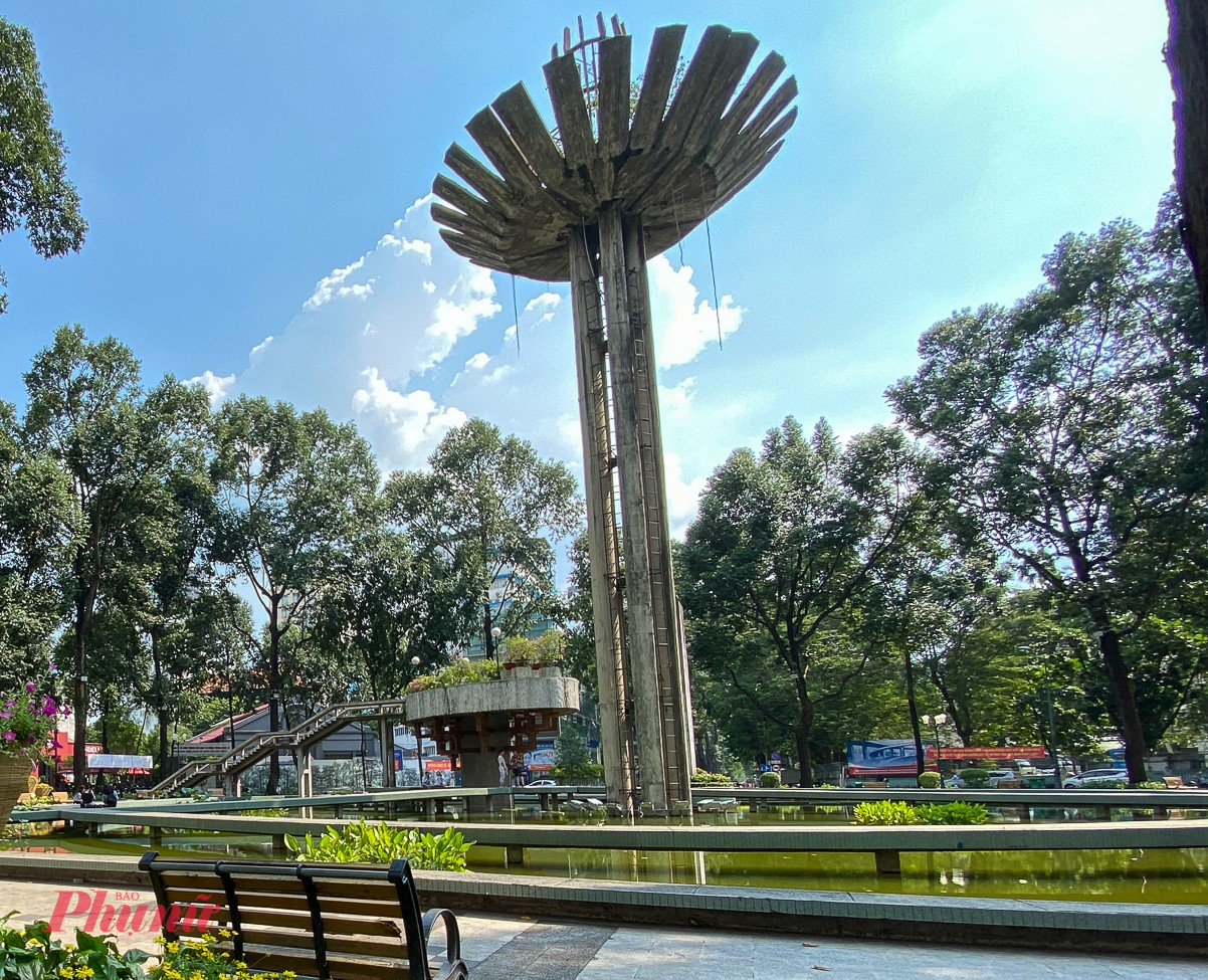 Những bức ảnh “trước” ghi lại vẻ trầm mặc, thậm chí có phần xám màu của một công trình lâu năm