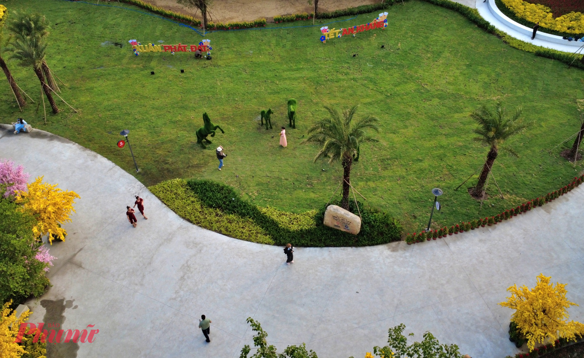 Hình ảnh sau khi được chỉnh trang lại, người dân bắt đầu dạo bộ check in những ngày gần tết